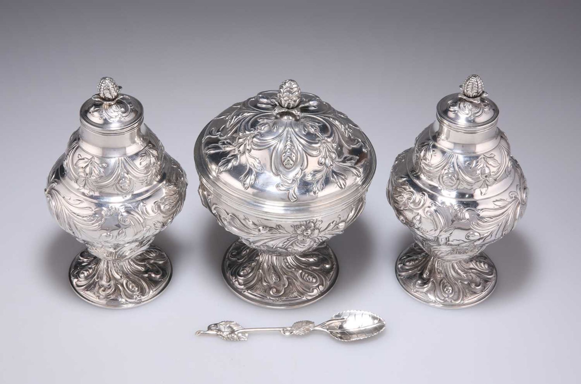 A CASED SET OF TWO GEORGE III SILVER TEA CADDIES AND A SUGAR BOX - Bild 2 aus 3