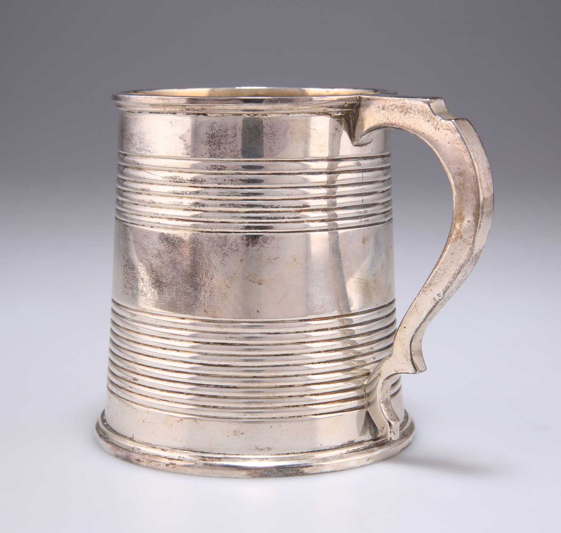 A VICTORIAN SILVER PINT MUG - Image 2 of 3