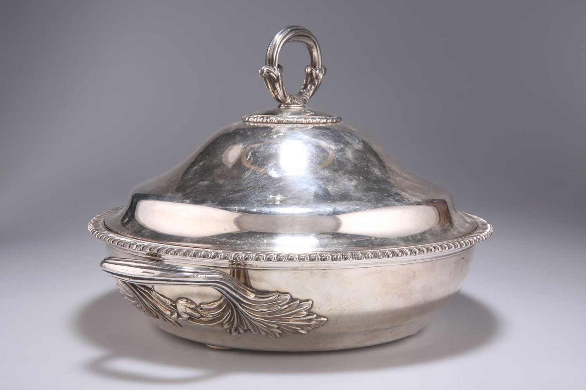 AN EARLY 19TH CENTURY OLD SHEFFIELD PLATE TWIN-HANDLED VEGETABLE DISH - Image 4 of 4