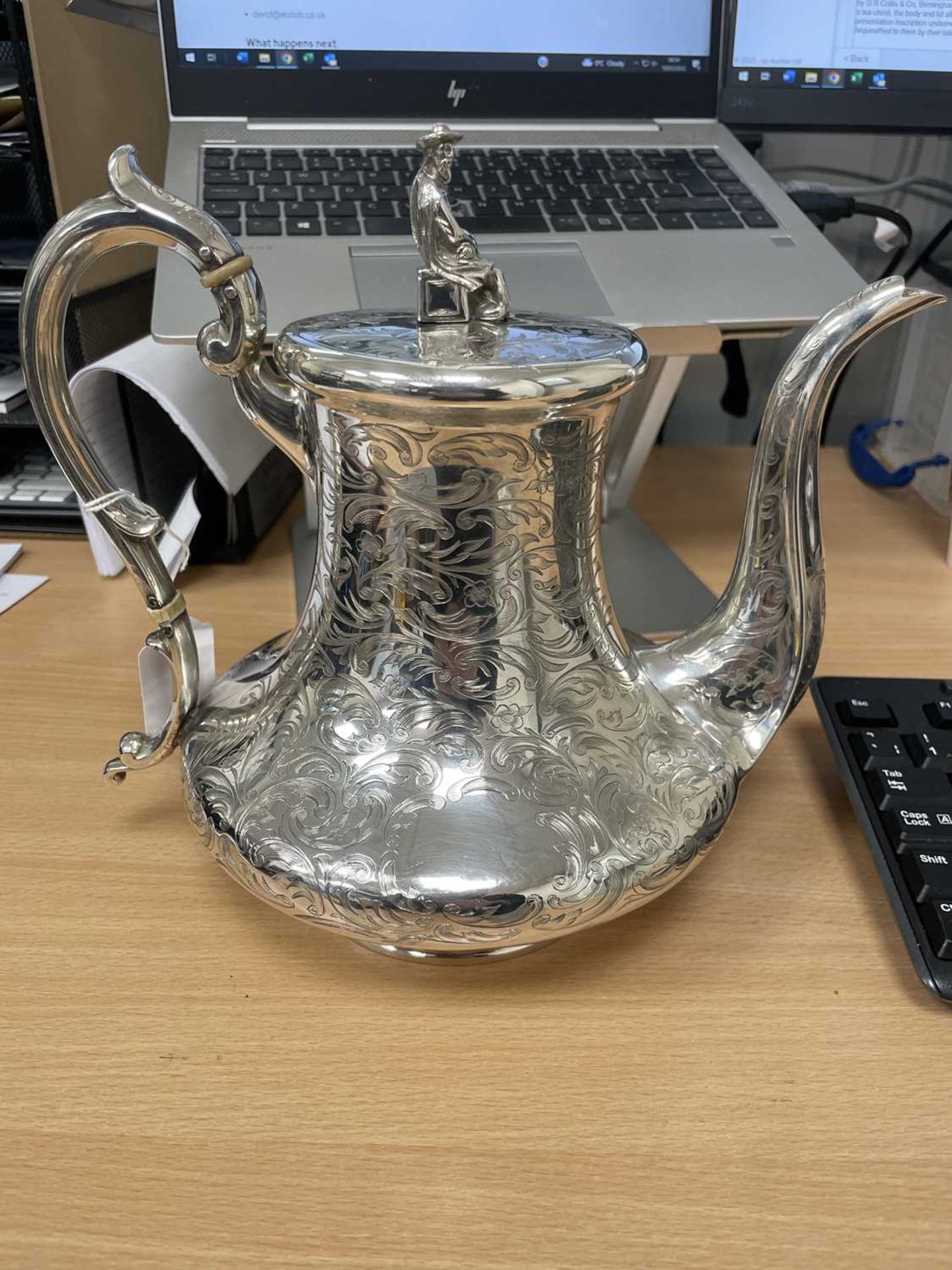 AN EARLY VICTORIAN SILVER COFFEE POT - Bild 6 aus 10