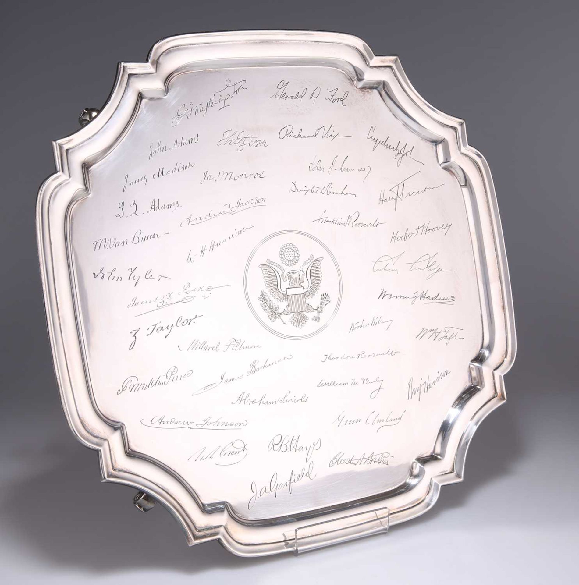 AN ELIZABETH II LARGE SILVER SALVER, COMMEMORATING THE AMERICAN BICENTENARY