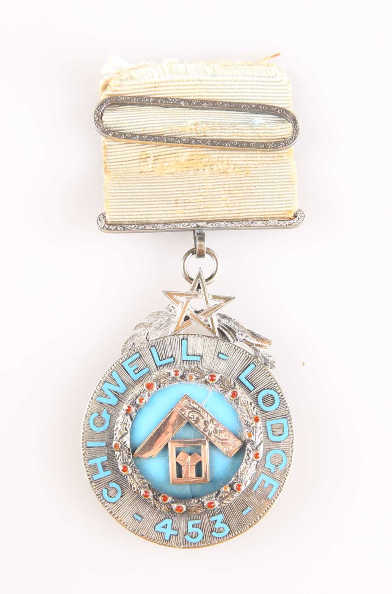 A VICTORIAN ENAMELLED MASONIC PAST MASTER BREAST JEWEL