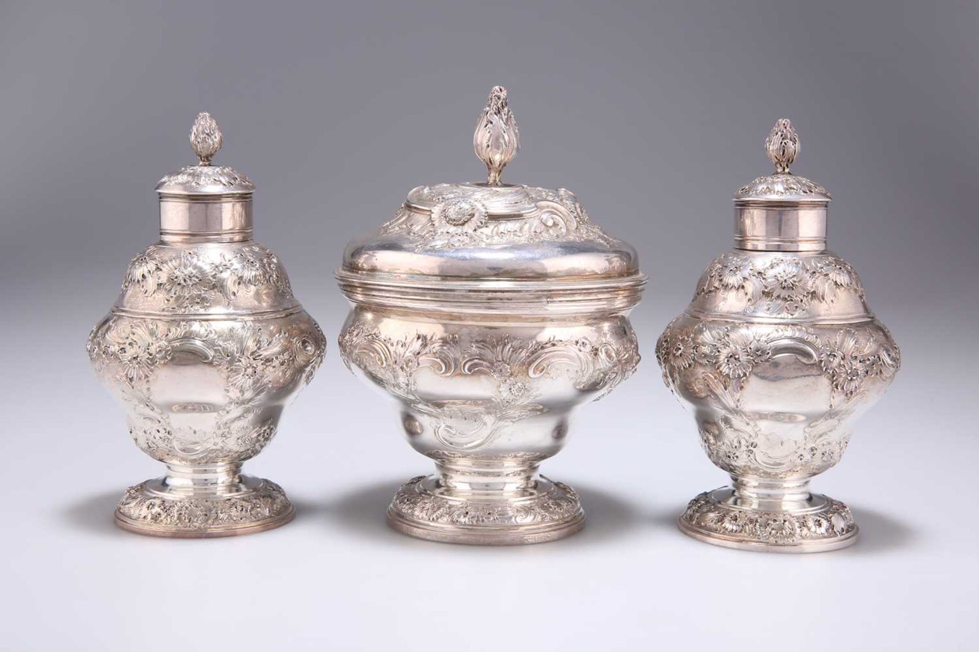 A CASED SET OF TWO GEORGE II SILVER TEA CADDIES AND A SUGAR BOX - Bild 4 aus 5