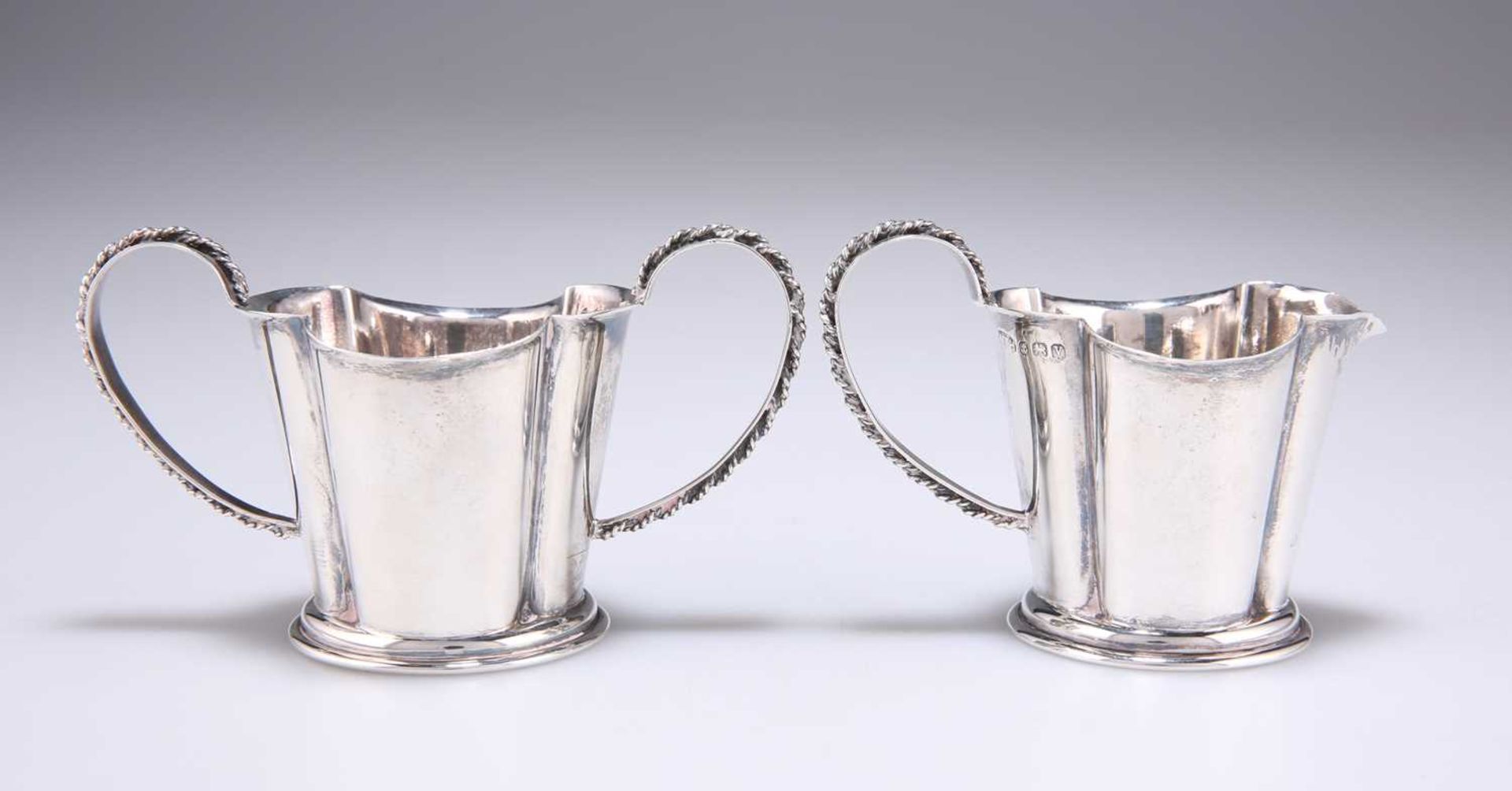 A GEORGE V SILVER TWO-HANDLED SUGAR BOWL AND CREAM JUG - Bild 2 aus 3