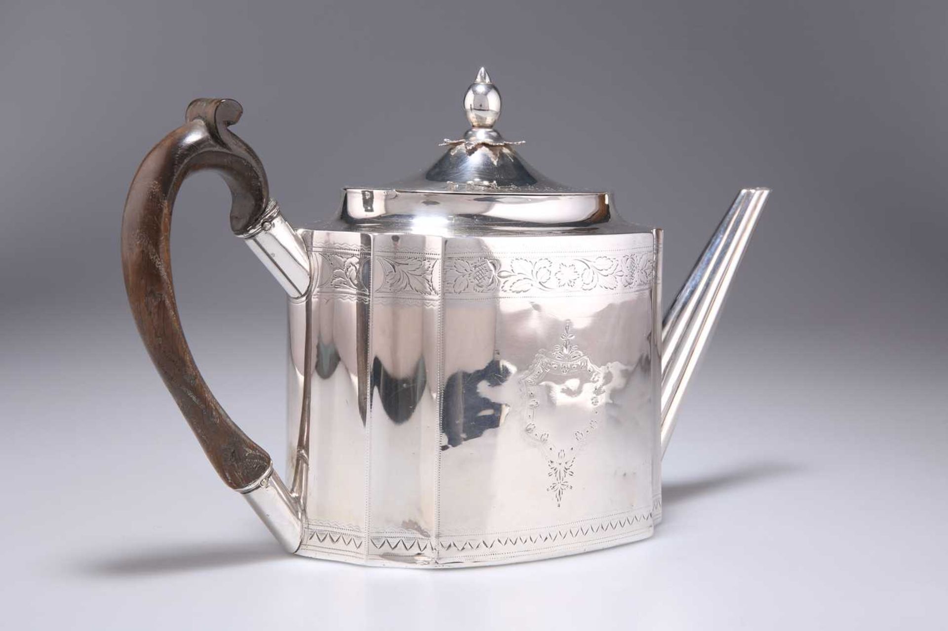 A GEORGE III IRISH SILVER TEAPOT - Bild 2 aus 3