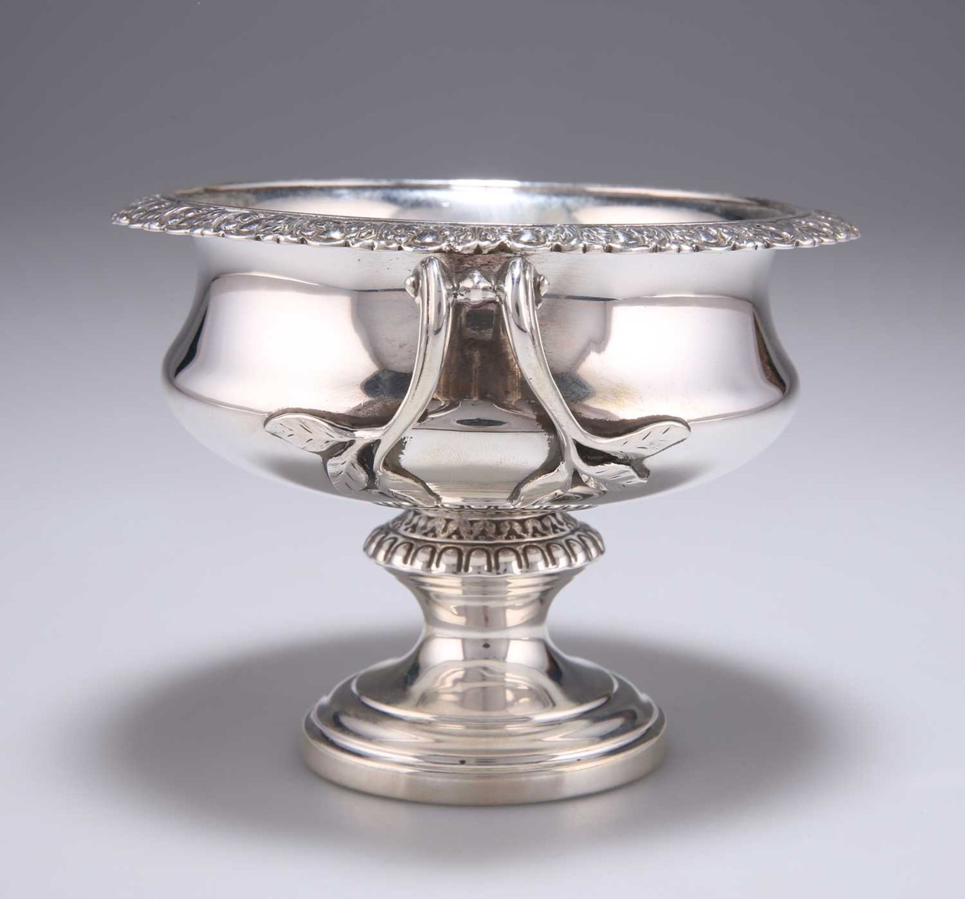 AN EDWARD VII SILVER PEDESTAL VASE IN THE WARWICK STYLE - Image 2 of 3