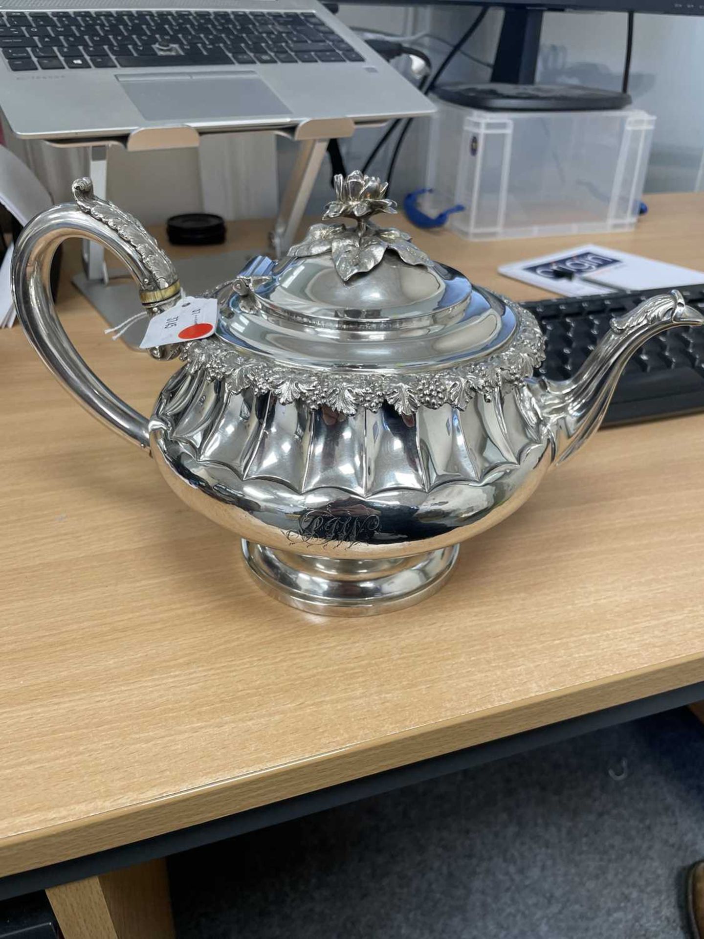 A GEORGE IV SILVER TEAPOT - Bild 8 aus 10