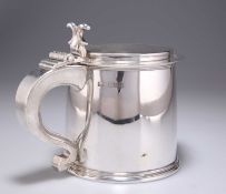 A LARGE 17TH CENTURY STYLE SILVER FLAT-TOP TANKARD