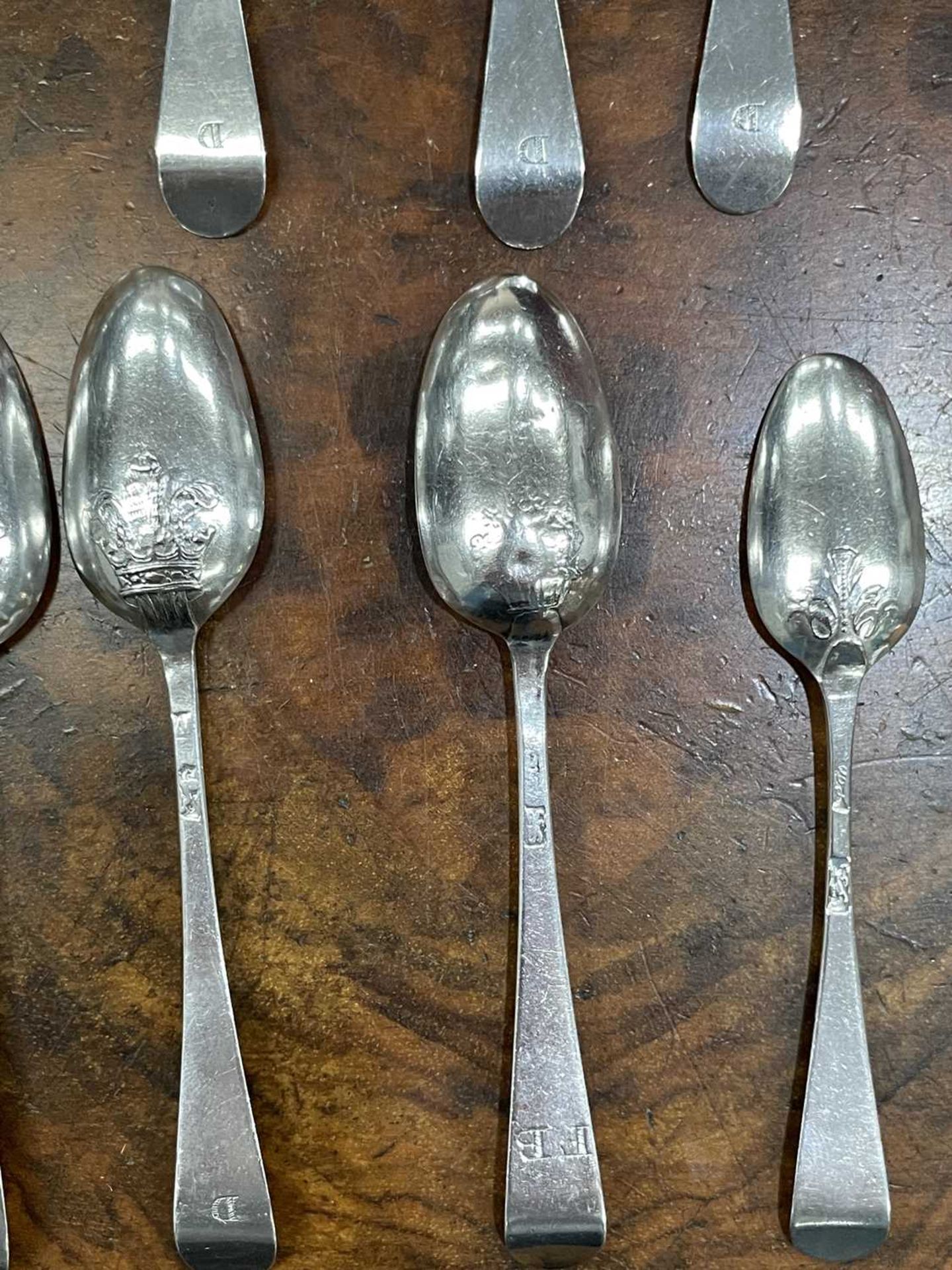 TWELVE SILVER HANOVERIAN PATTERN PICTURE-BACK TEASPOONS, 18TH CENTURY - Bild 4 aus 6