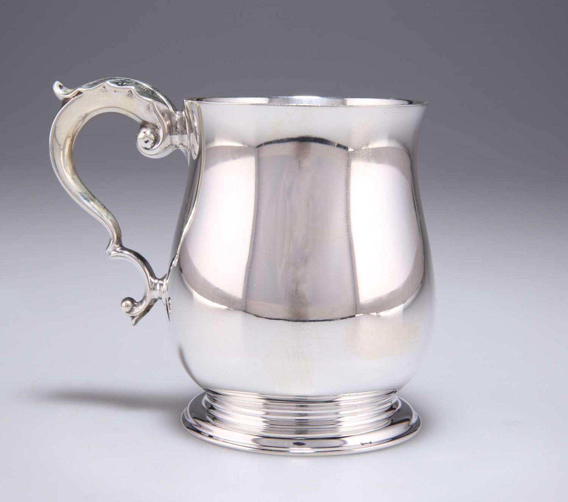 A GEORGE V SILVER MUG - Bild 2 aus 3