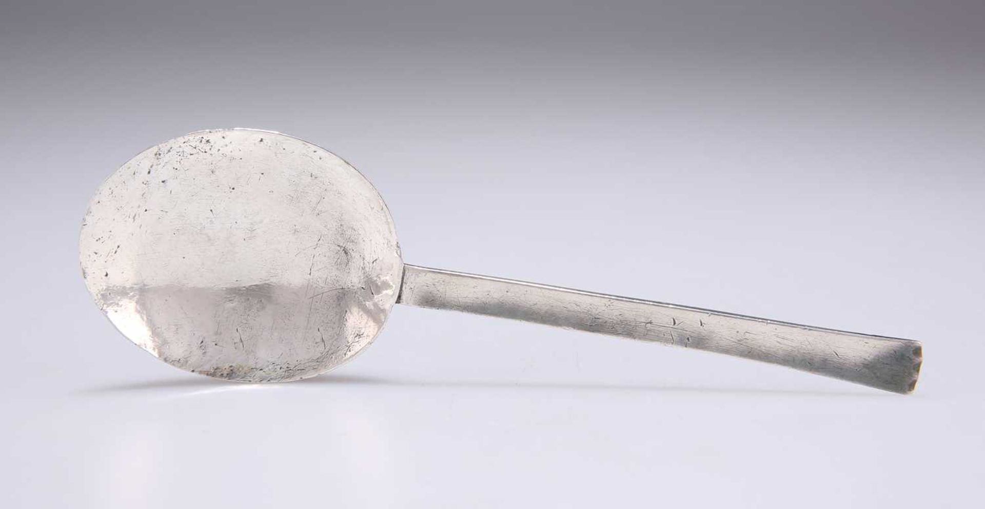 A 17TH CENTURY SILVER STUMP TOP SPOON