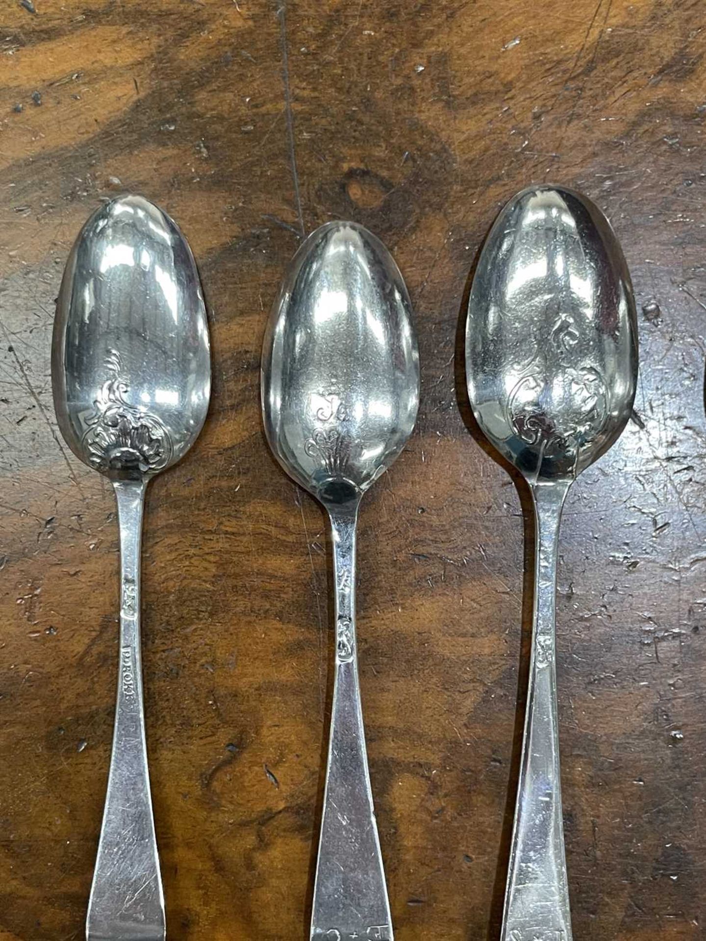 TWELVE SILVER HANOVERIAN PATTERN PICTURE-BACK TEASPOONS, 18TH CENTURY - Bild 5 aus 6