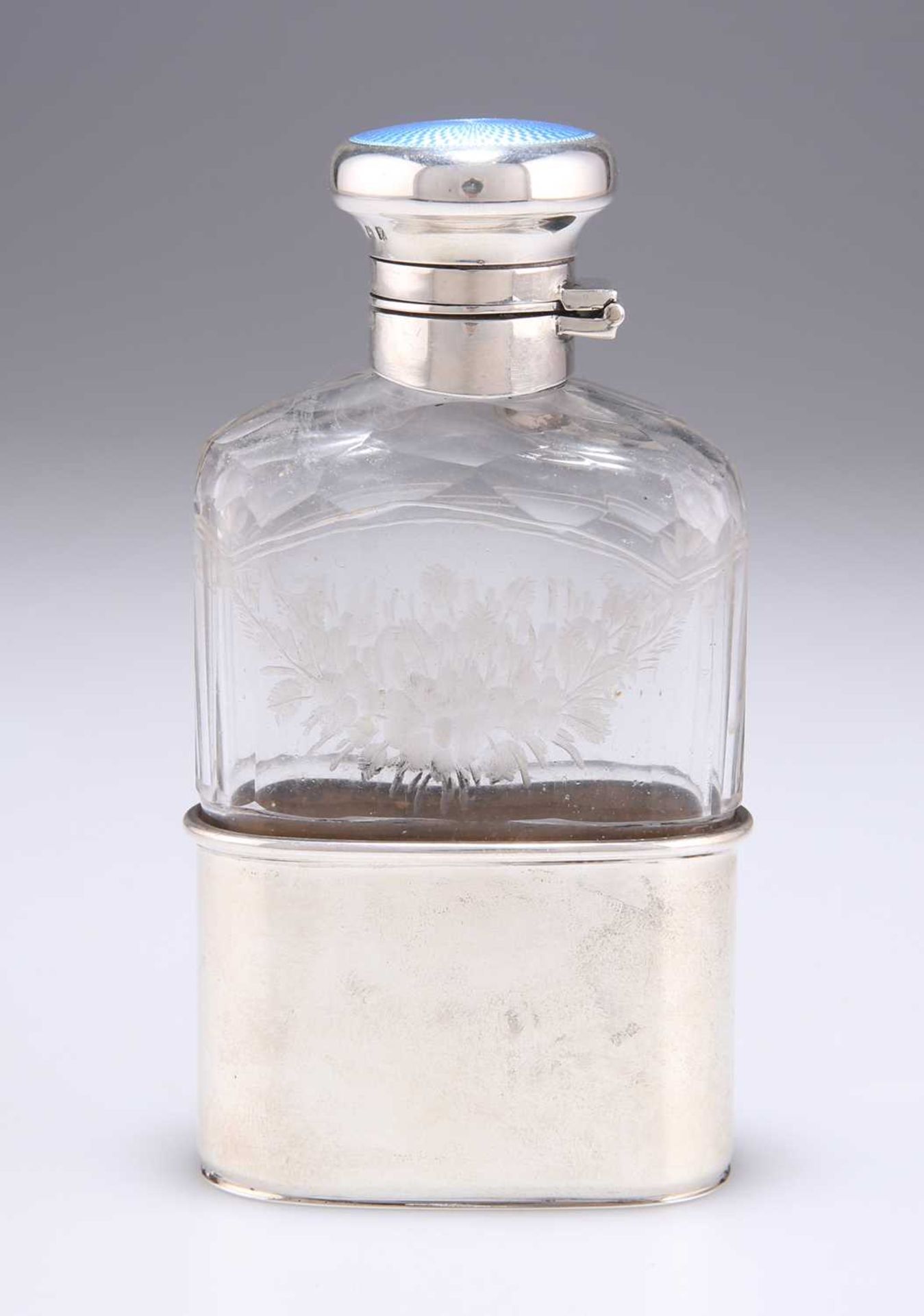 A GEORGE V SILVER AND GUILLOCHÉ ENAMEL-MOUNTED SPIRIT FLASK - Bild 2 aus 4