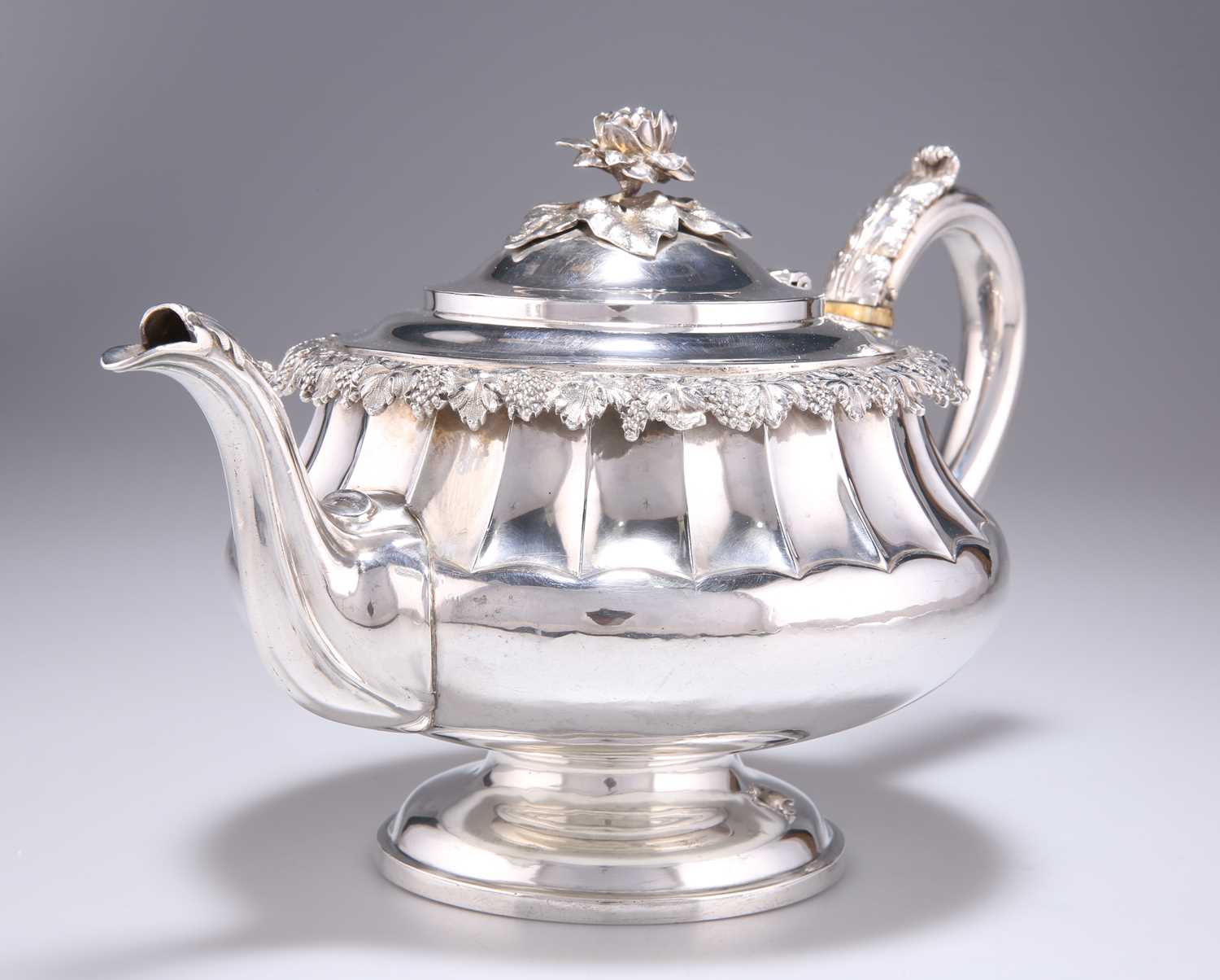 A GEORGE IV SILVER TEAPOT - Image 2 of 10