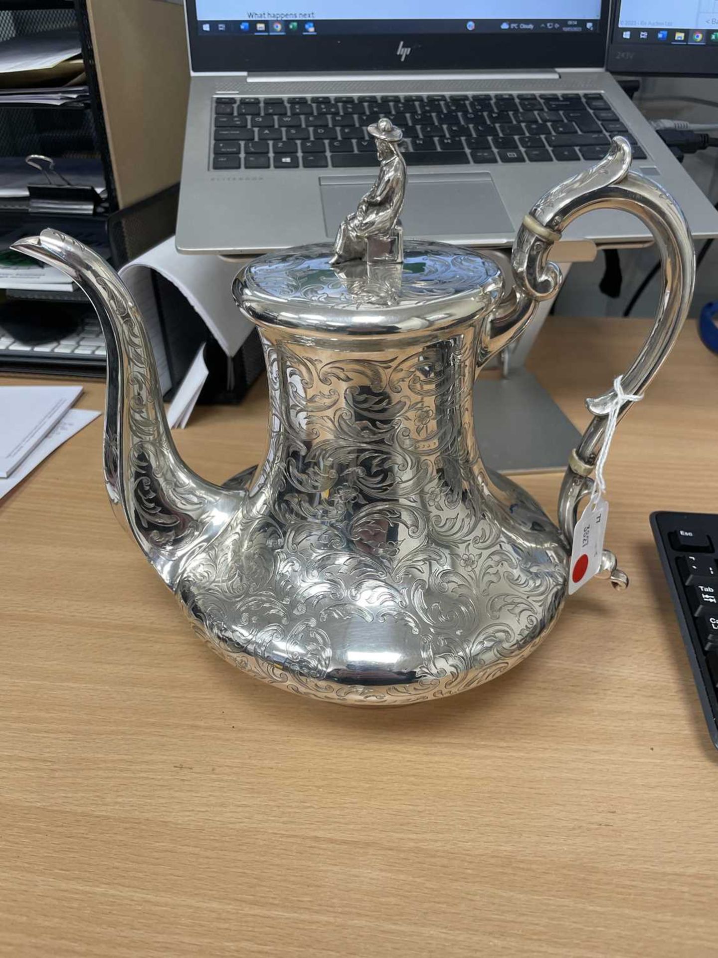 AN EARLY VICTORIAN SILVER COFFEE POT - Bild 8 aus 10