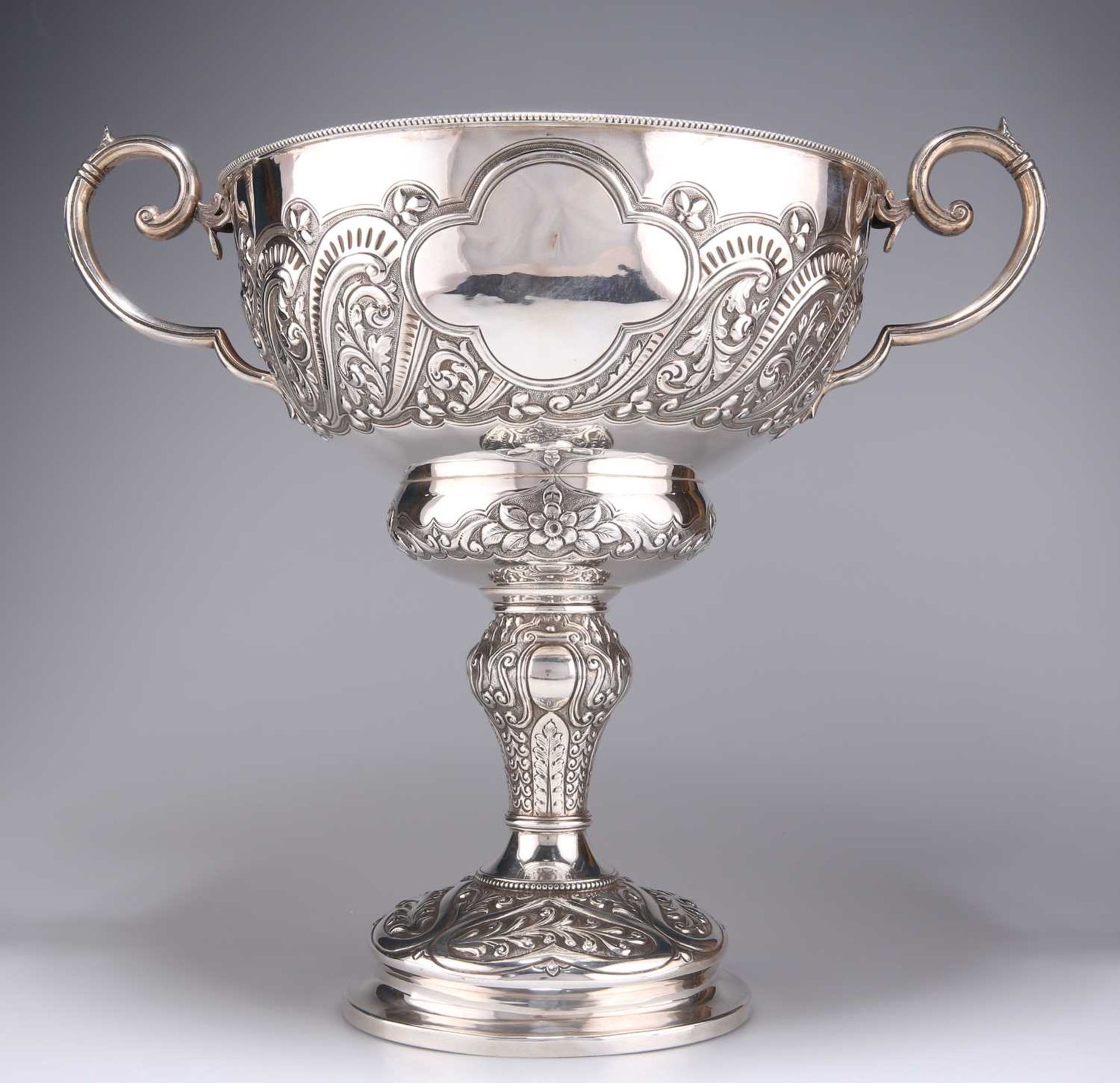 AN EDWARDIAN LARGE SILVER TROPHY CUP - Image 2 of 5