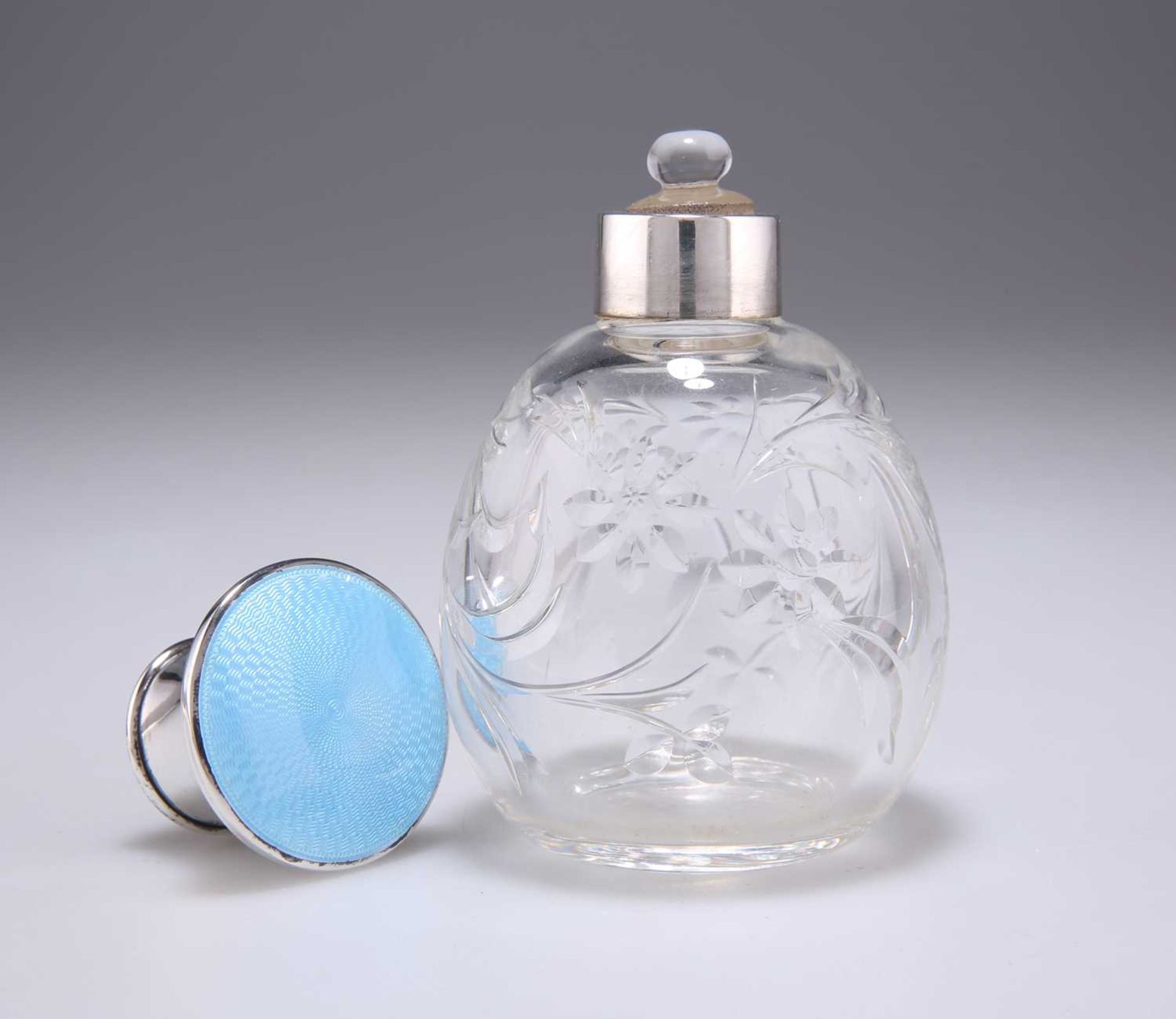 A GEORGE V SILVER AND GUILLOCHÉ ENAMEL-TOPPED SCENT BOTTLE - Bild 2 aus 3