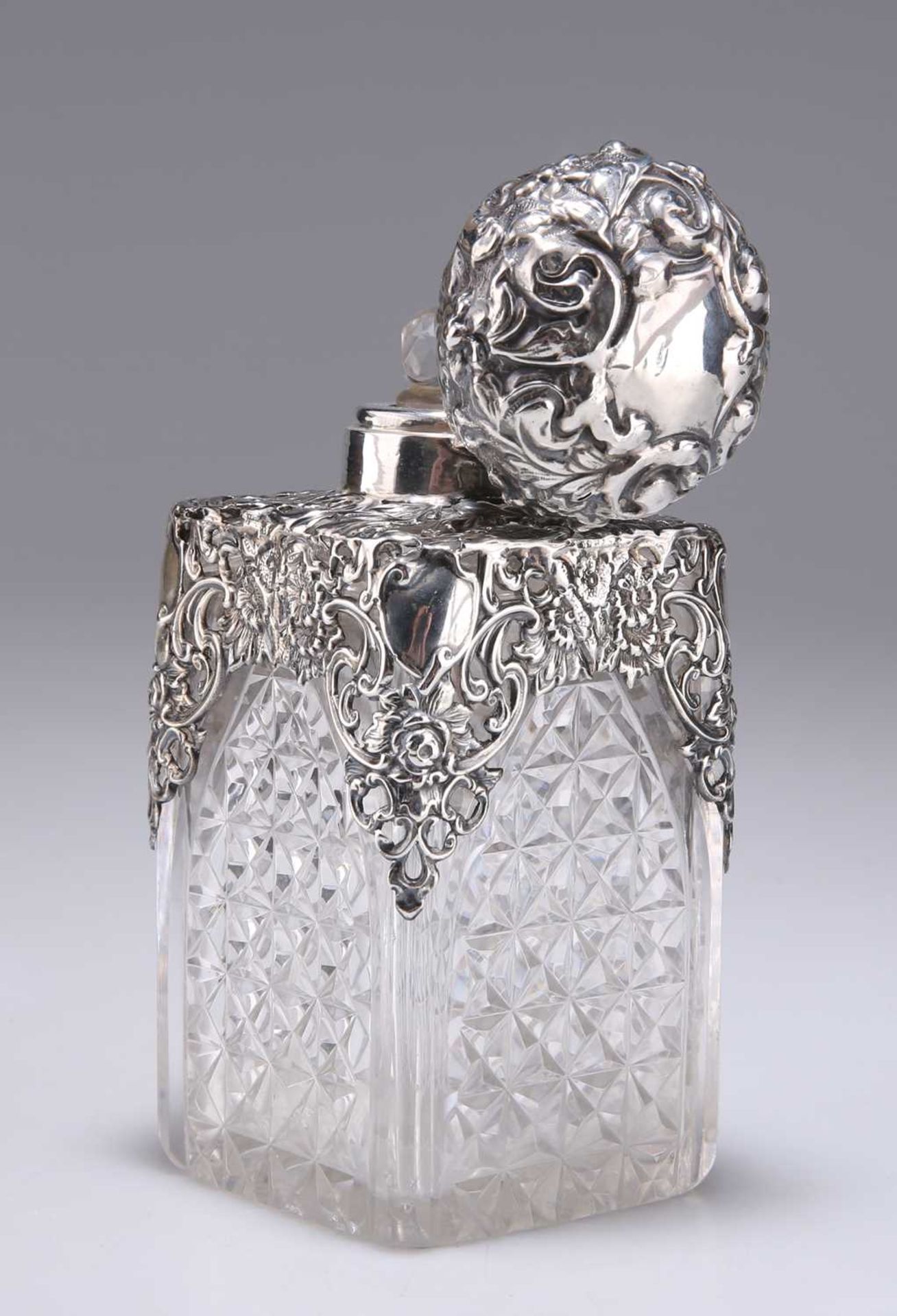 A VICTORIAN SILVER-MOUNTED LARGE CUT-GLASS SCENT BOTTLE - Bild 2 aus 2