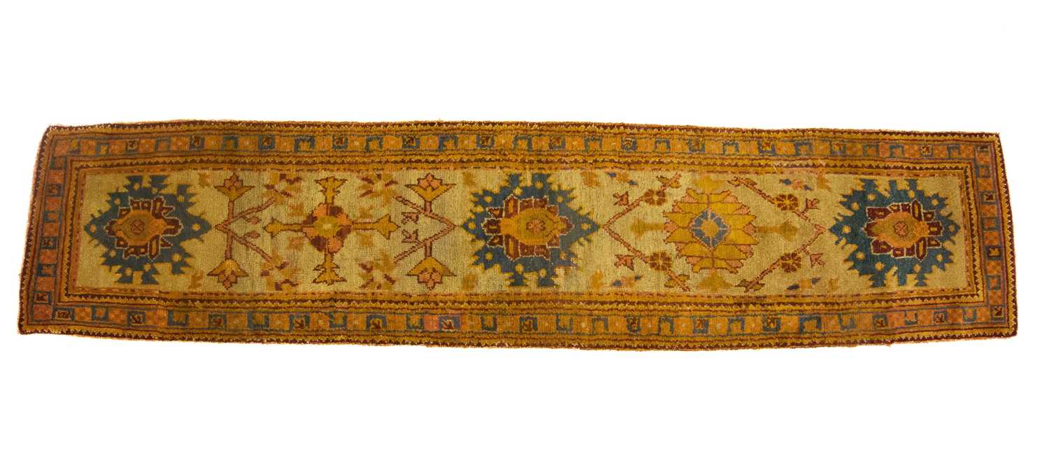 AN ANTIQUE OUSHAK RUNNER