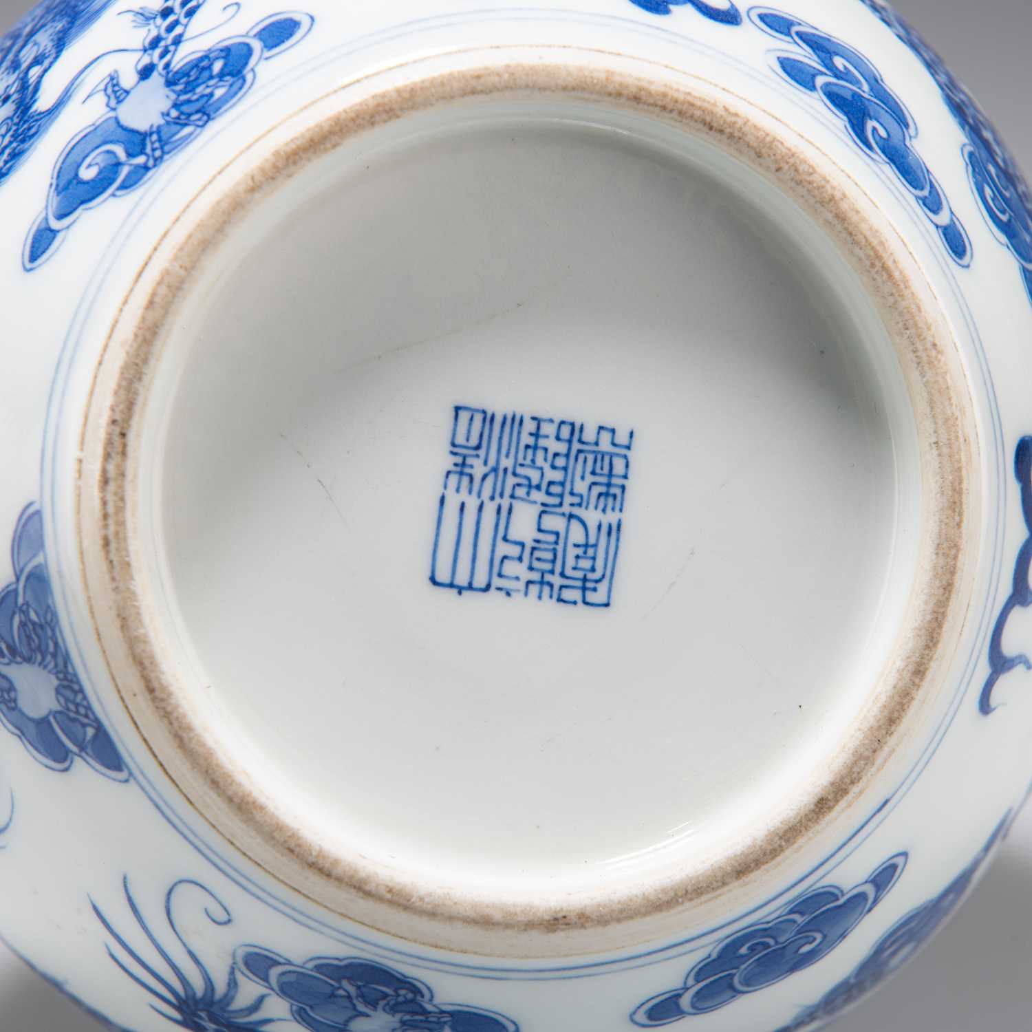 A CHINESE BLUE AND WHITE 'DRAGON' VASE - Image 2 of 7