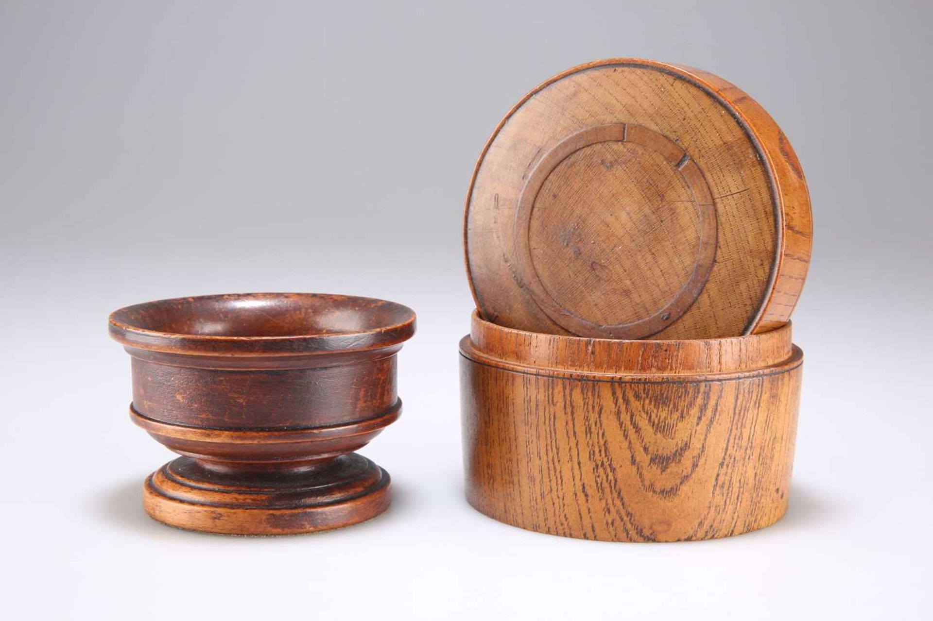 A TREEN TURNED SALT, AND AN OAK SPICE BOX - Bild 2 aus 2