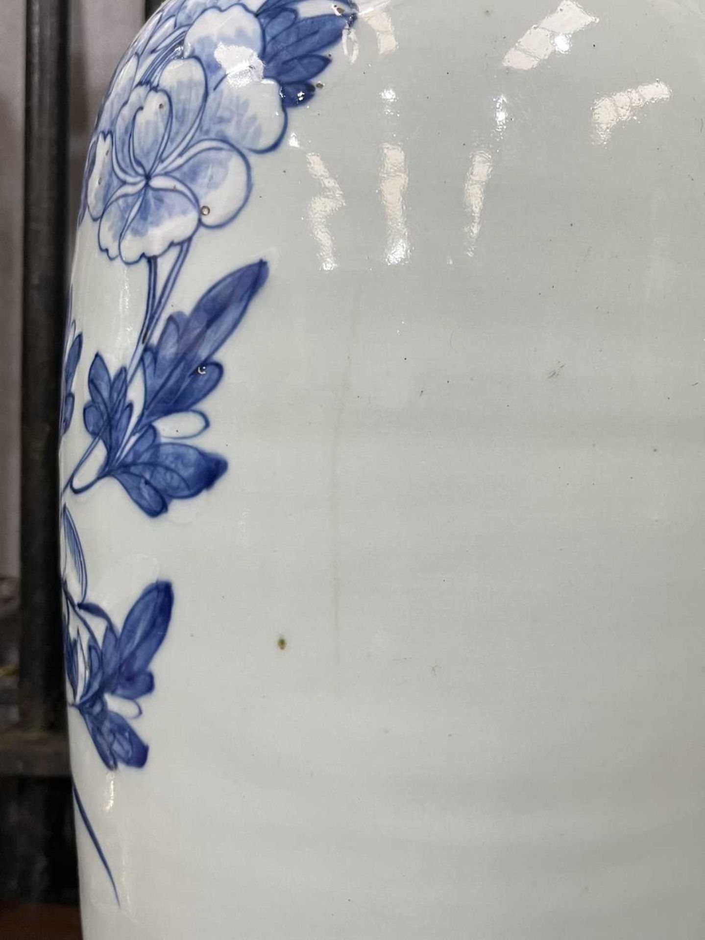 TWO 19TH CENTURY CHINESE BLUE AND WHITE VASES - Bild 7 aus 10