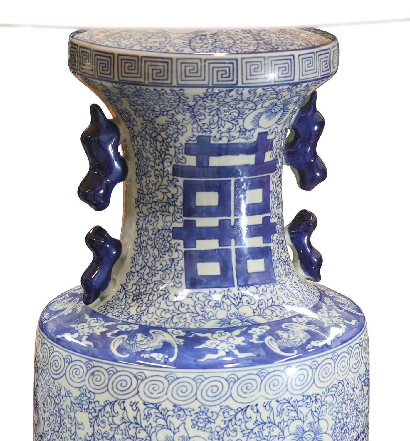 A PAIR OF CHINESE BLUE AND WHITE TABLE LAMPS - Image 2 of 2