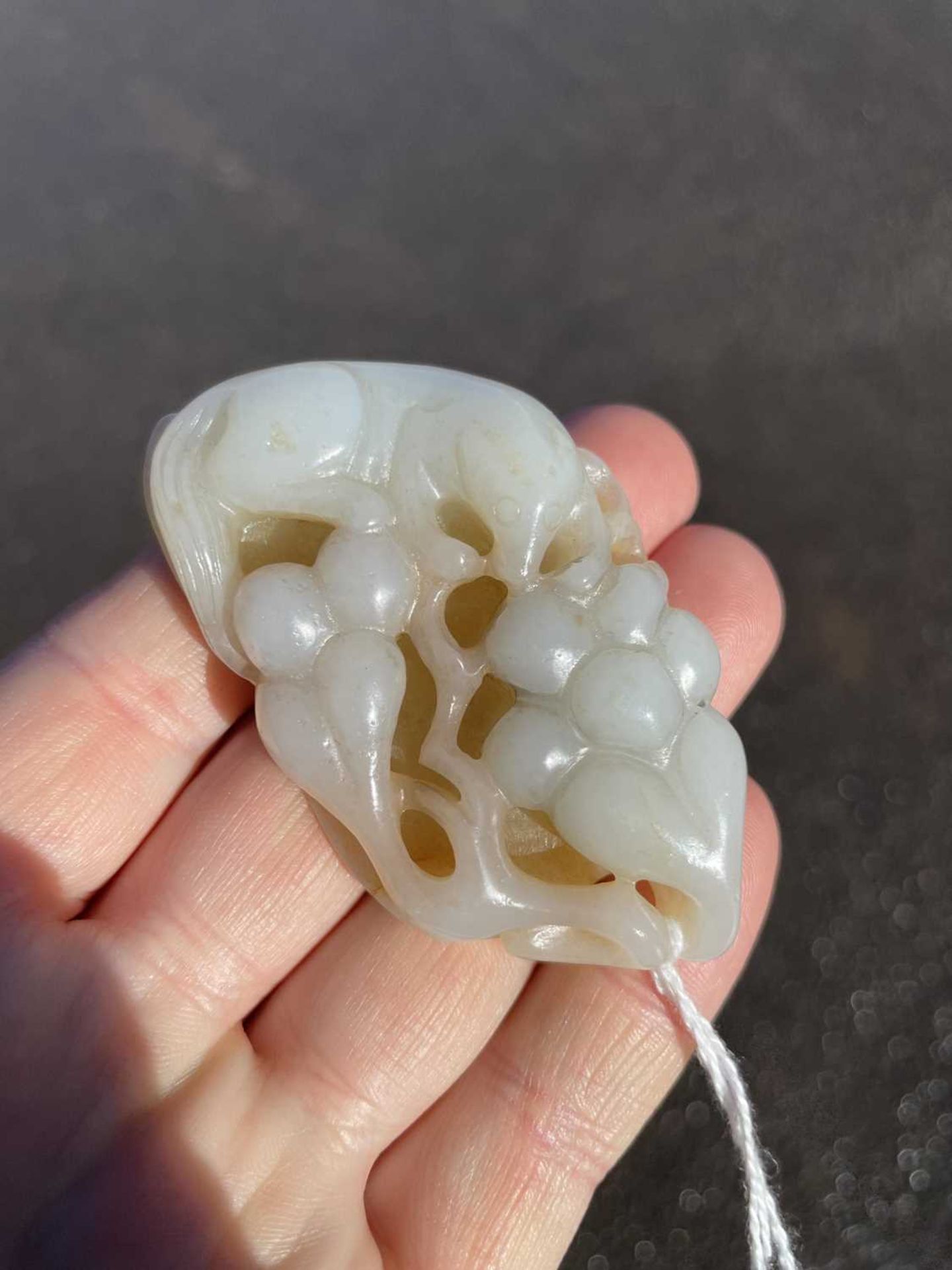 A CHINESE JADE GROUP OF A SQUIRREL AND GRAPEVINE - Bild 3 aus 6