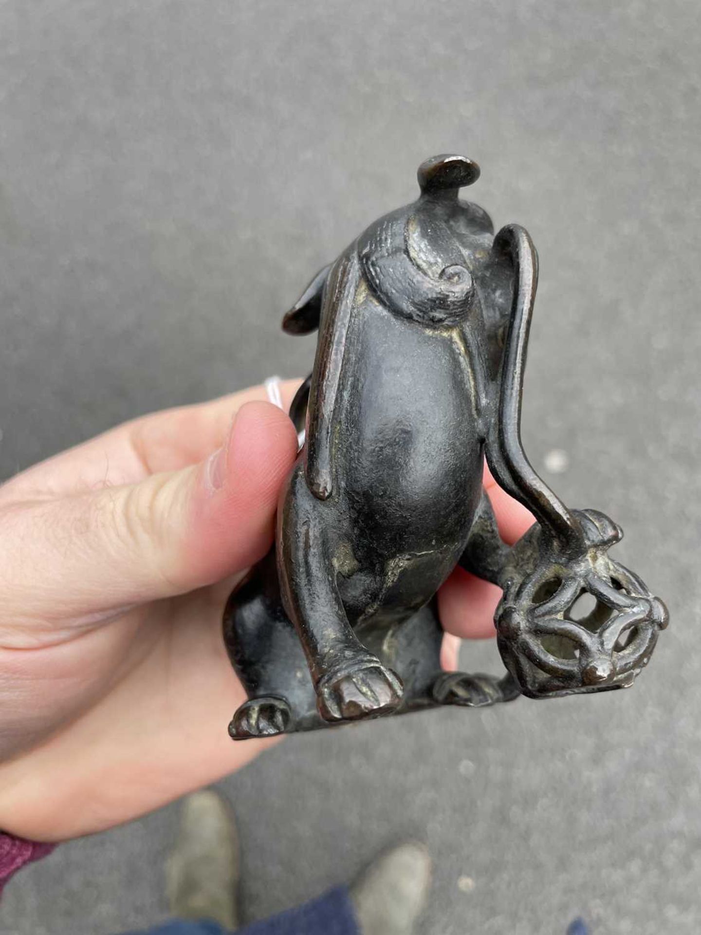 A CHINESE SMALL BRONZE BUDDHIST LION, MING DYNASTY - Bild 5 aus 9