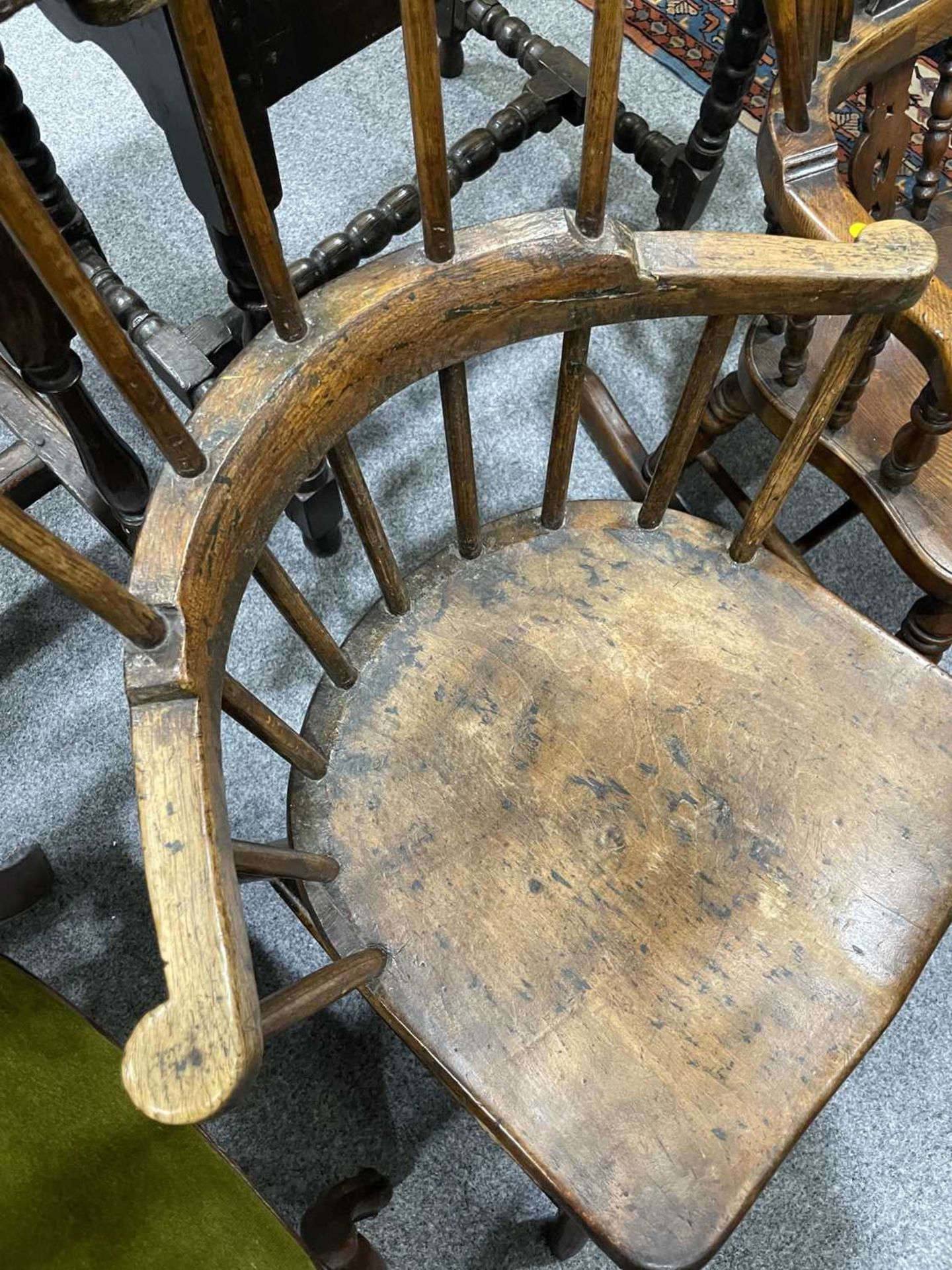 AN 18TH CENTURY PRIMITIVE ELM AND ASH COMB-BACK WINDSOR CHAIR - Image 3 of 5