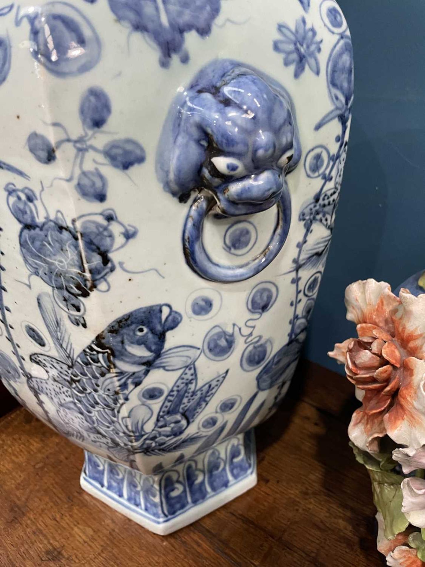 A LARGE PAIR OF CHINESE BLUE AND WHITE VASES AND COVERS - Image 9 of 9