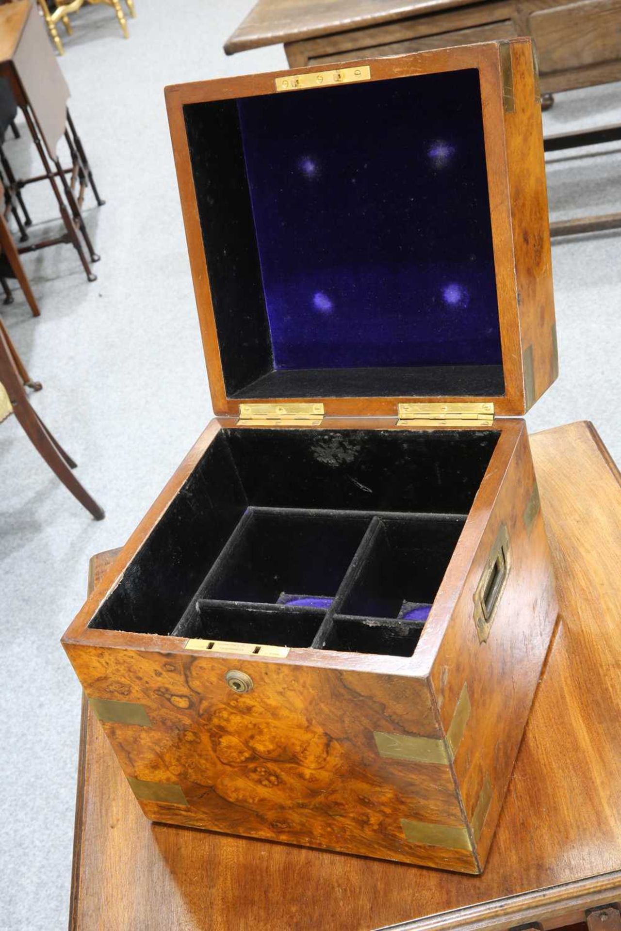 A VICTORIAN BRASS-BOUND BURR WALNUT DECANTER BOX - Bild 2 aus 3