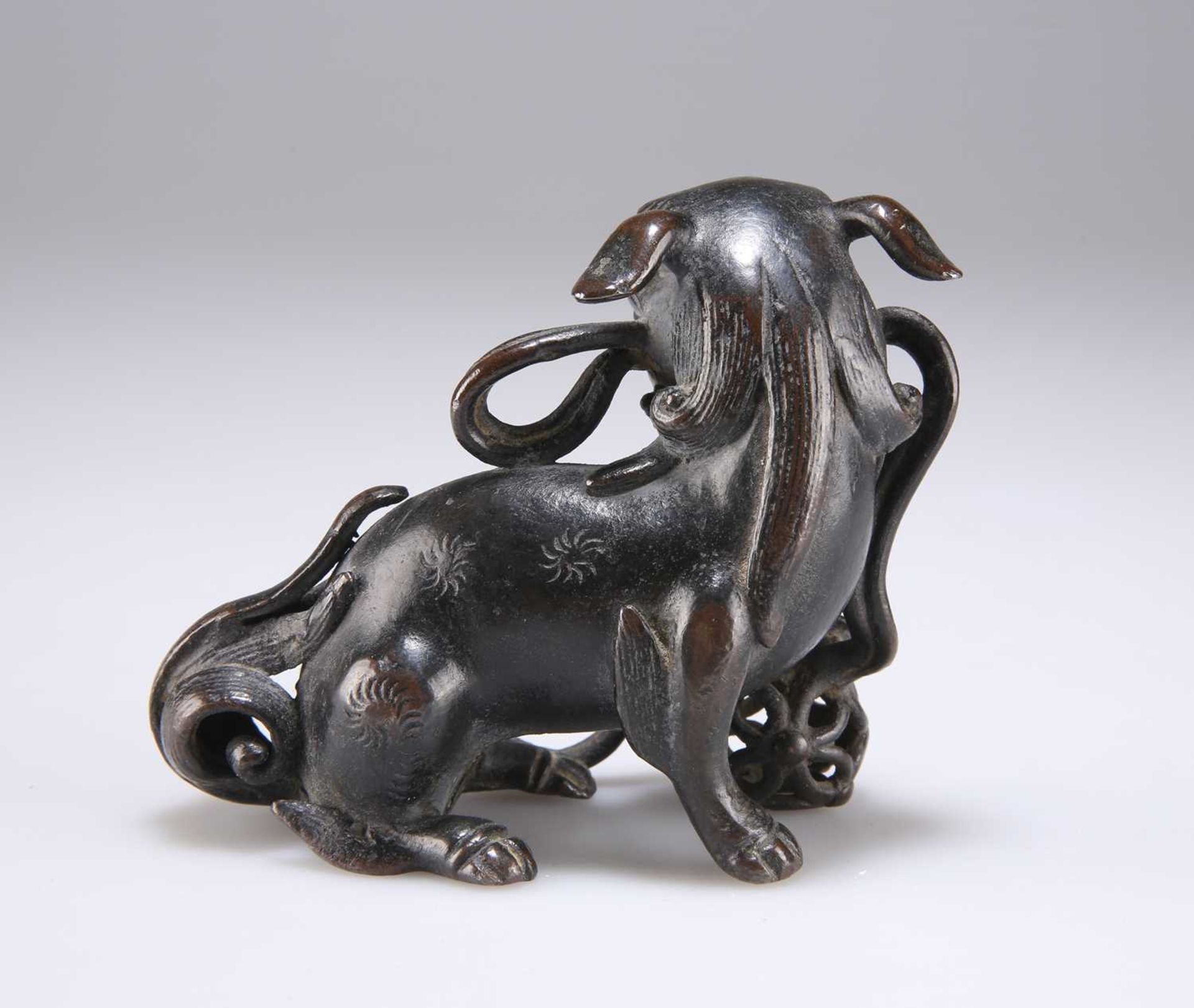 A CHINESE SMALL BRONZE BUDDHIST LION, MING DYNASTY - Bild 2 aus 9