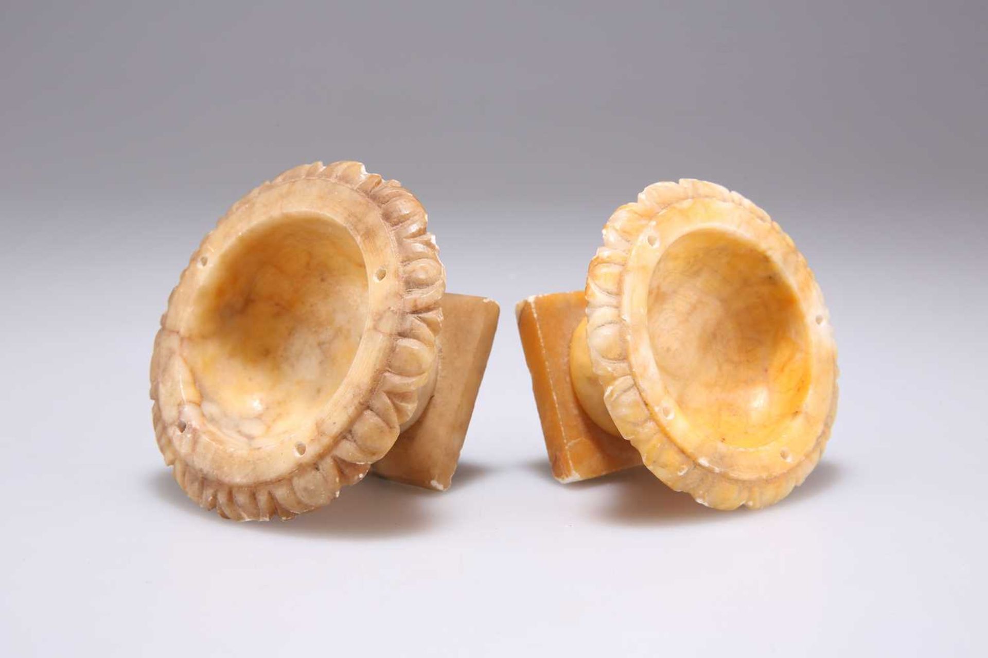 A NEAR PAIR OF 19TH CENTURY ALABASTER MINIATURE BIRD BATHS - Bild 3 aus 3