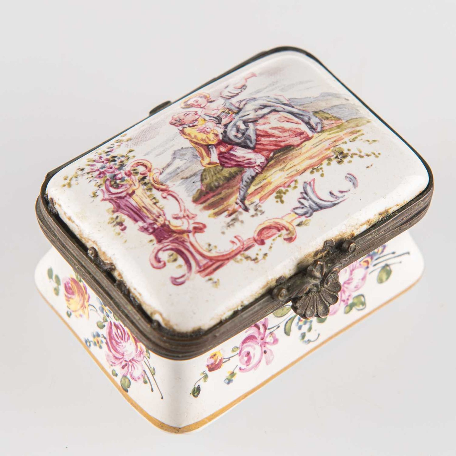 A CONTINENTAL FAÏENCE SNUFF BOX, 19TH CENTURY