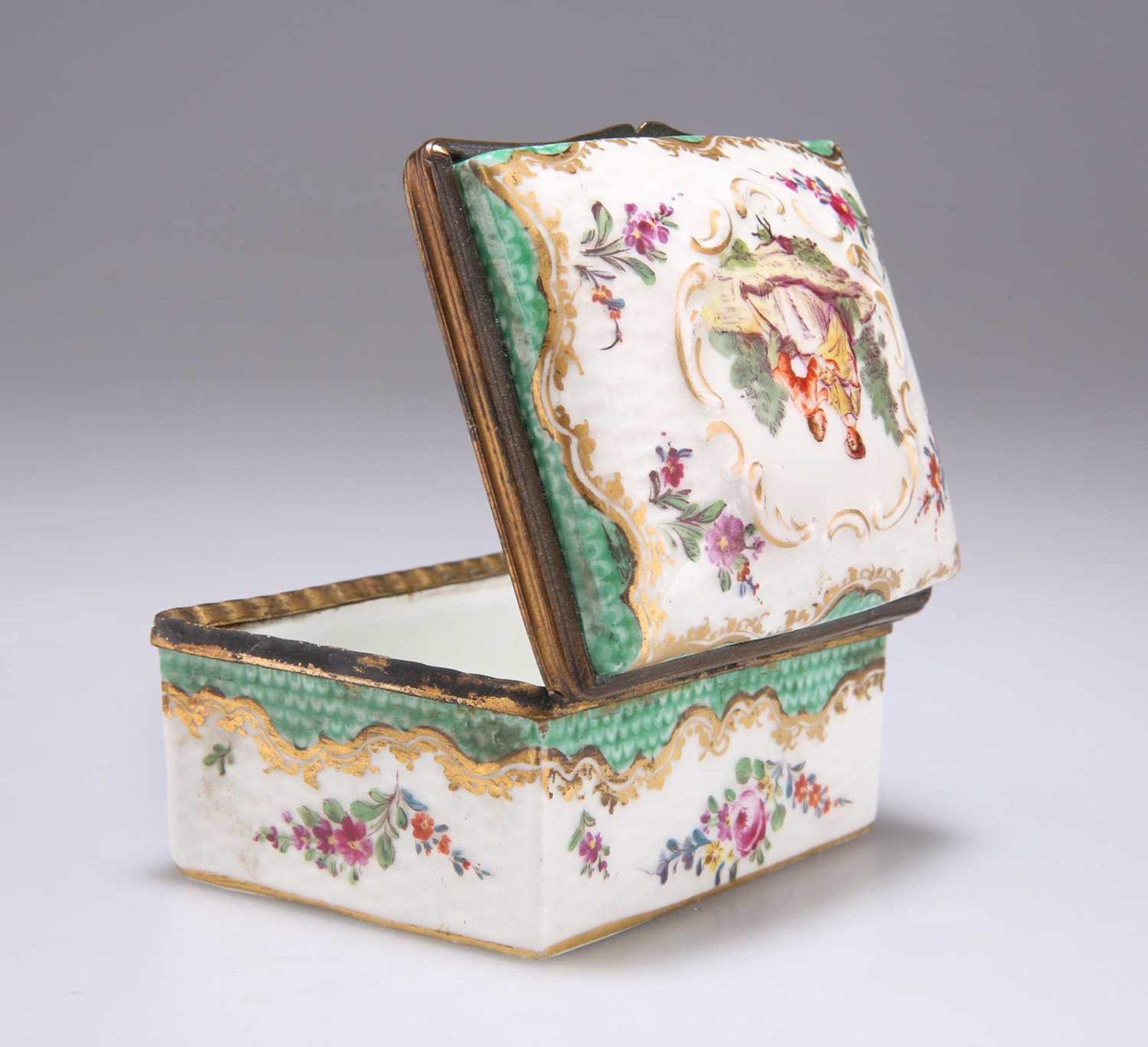 A MEISSEN GILT METAL-MOUNTED SNUFF BOX, CIRCA 1770 - Bild 3 aus 5