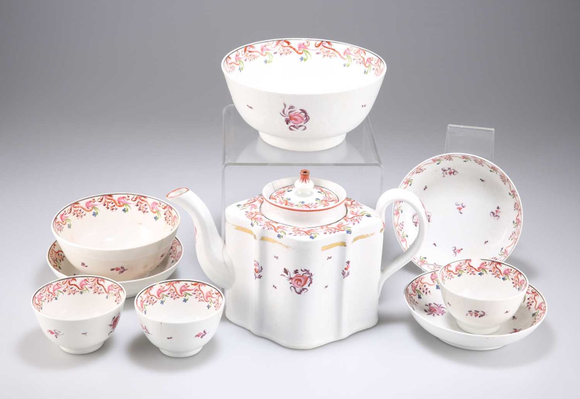 AN EARLY 19TH CENTURY NEW HALL PORCELAIN TEA SERVICE