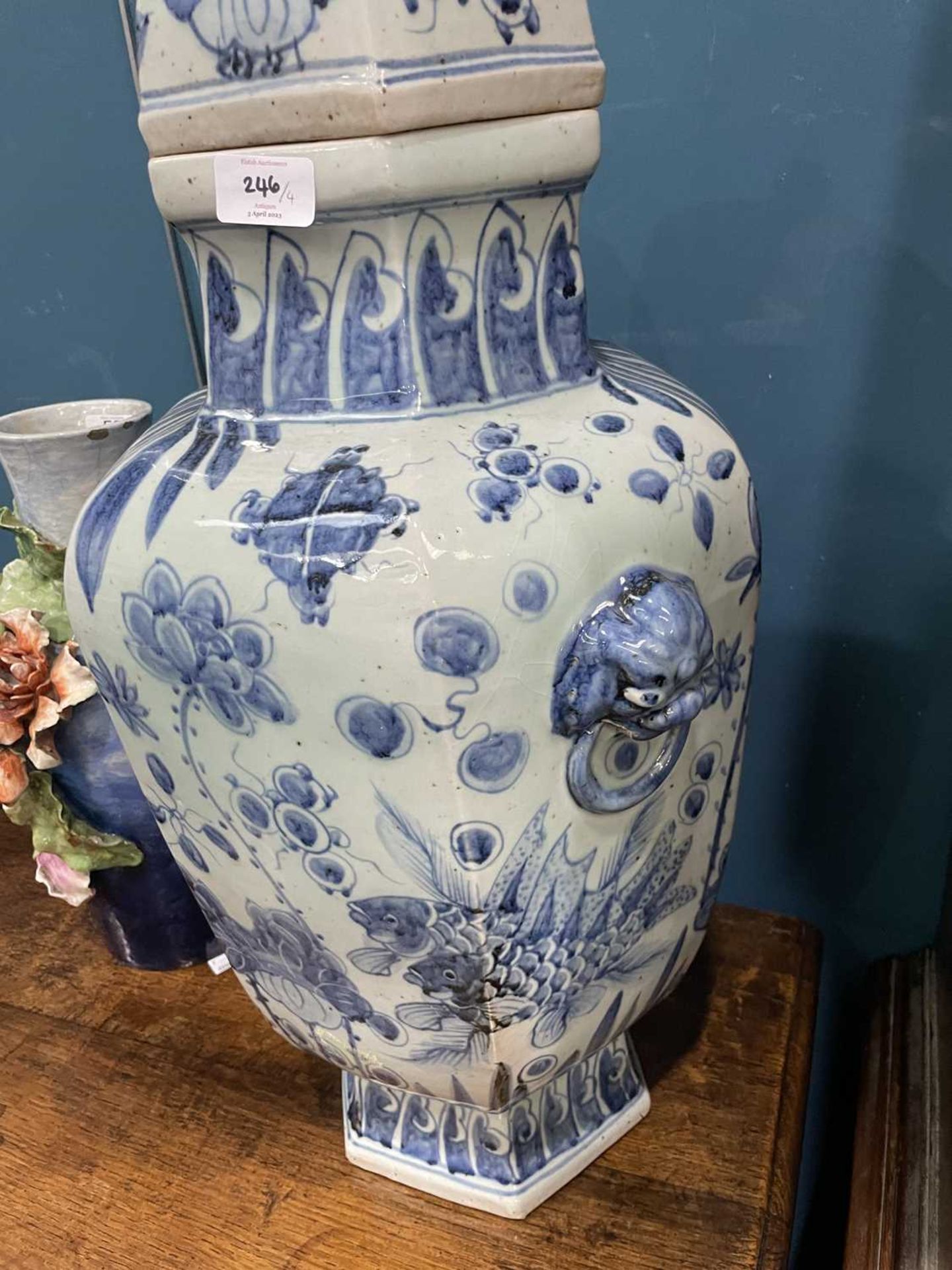 A LARGE PAIR OF CHINESE BLUE AND WHITE VASES AND COVERS - Image 7 of 9