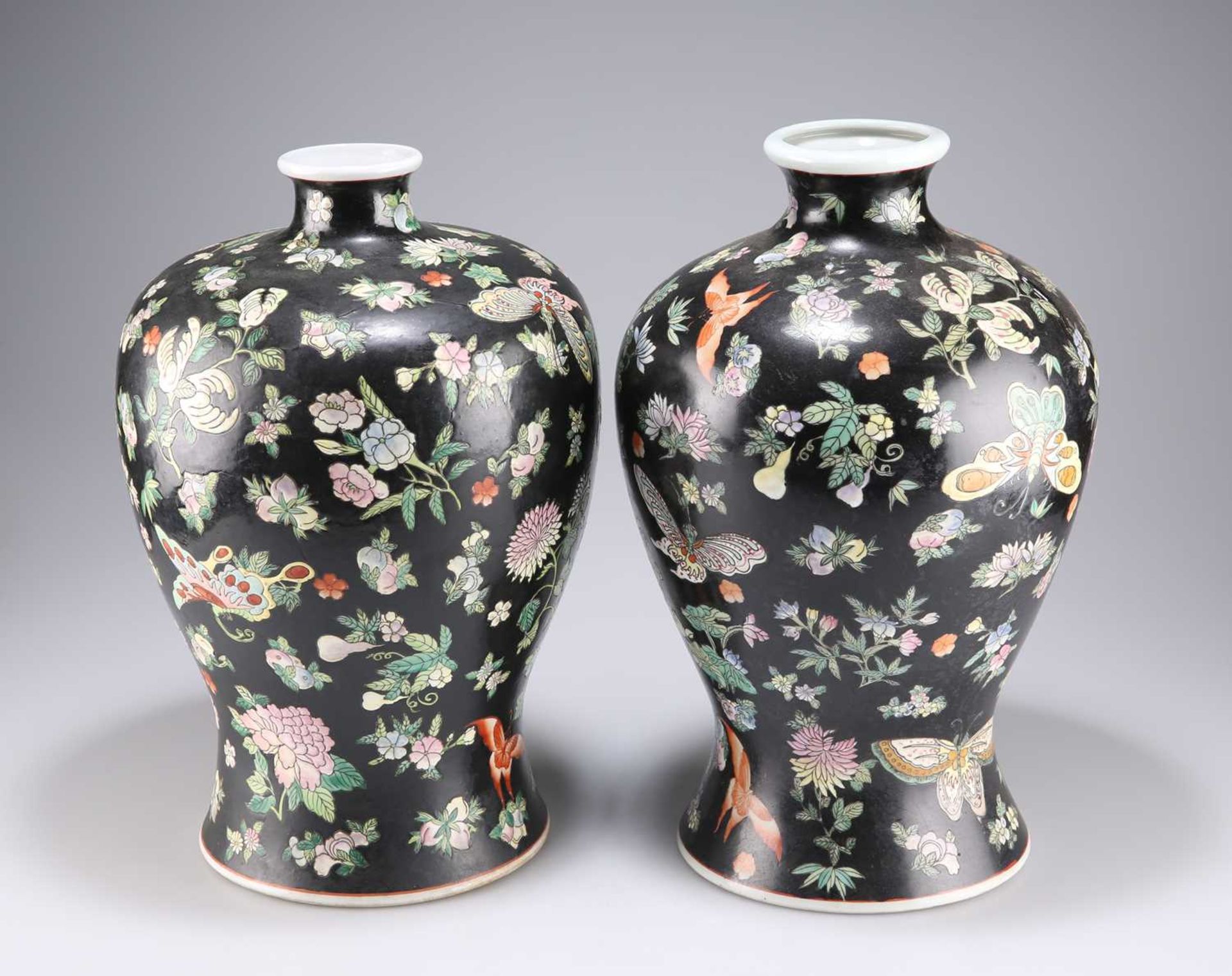 A PAIR OF CHINESE FAMILLE NOIR VASES - Image 2 of 8