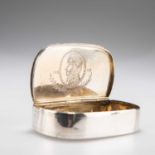 A GEORGE III COMMEMORATIVE SILVER AND AGATE NELSON SNUFF BOX