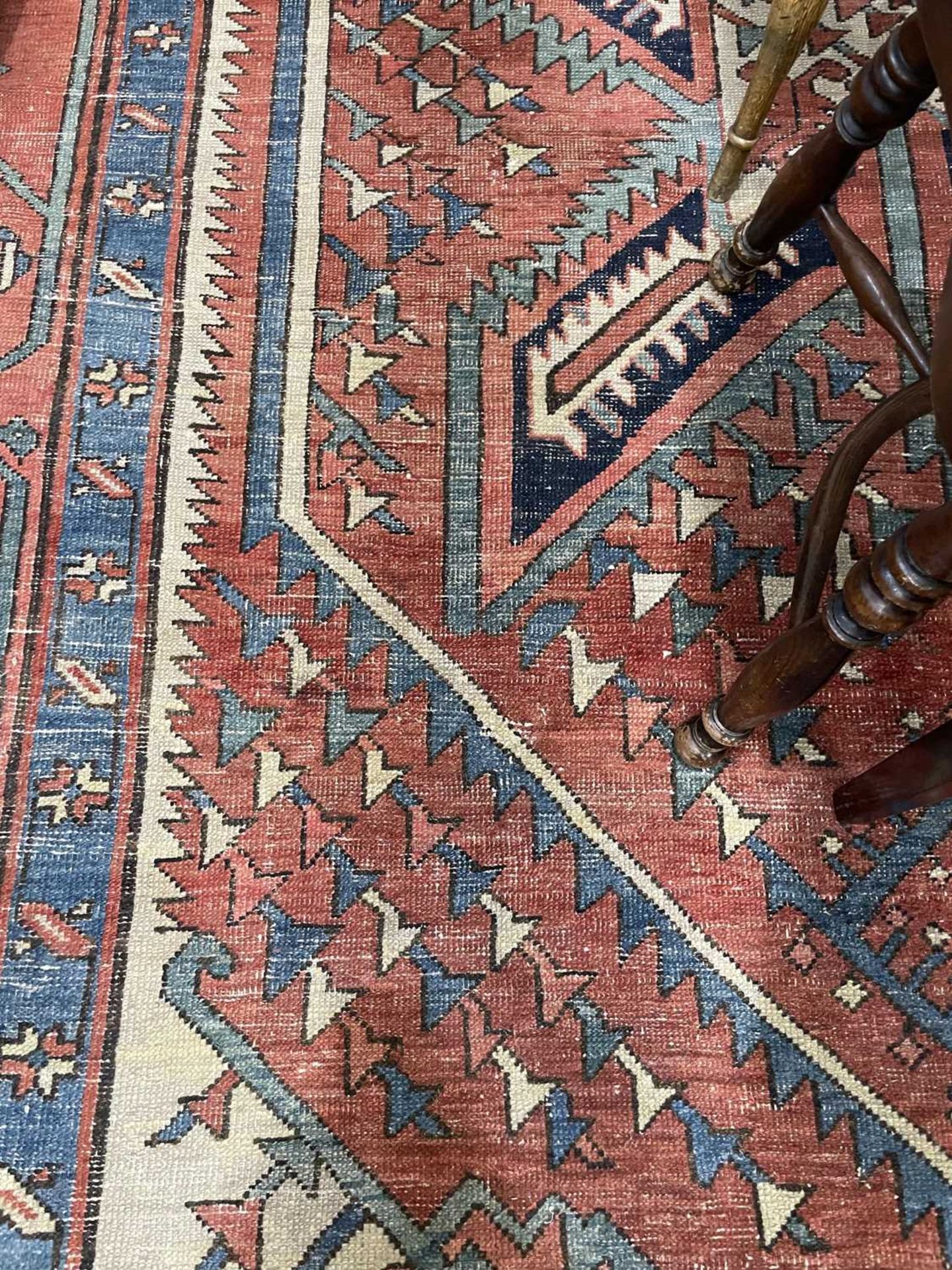 AN ANTIQUE SERAPI CARPET - Bild 5 aus 13