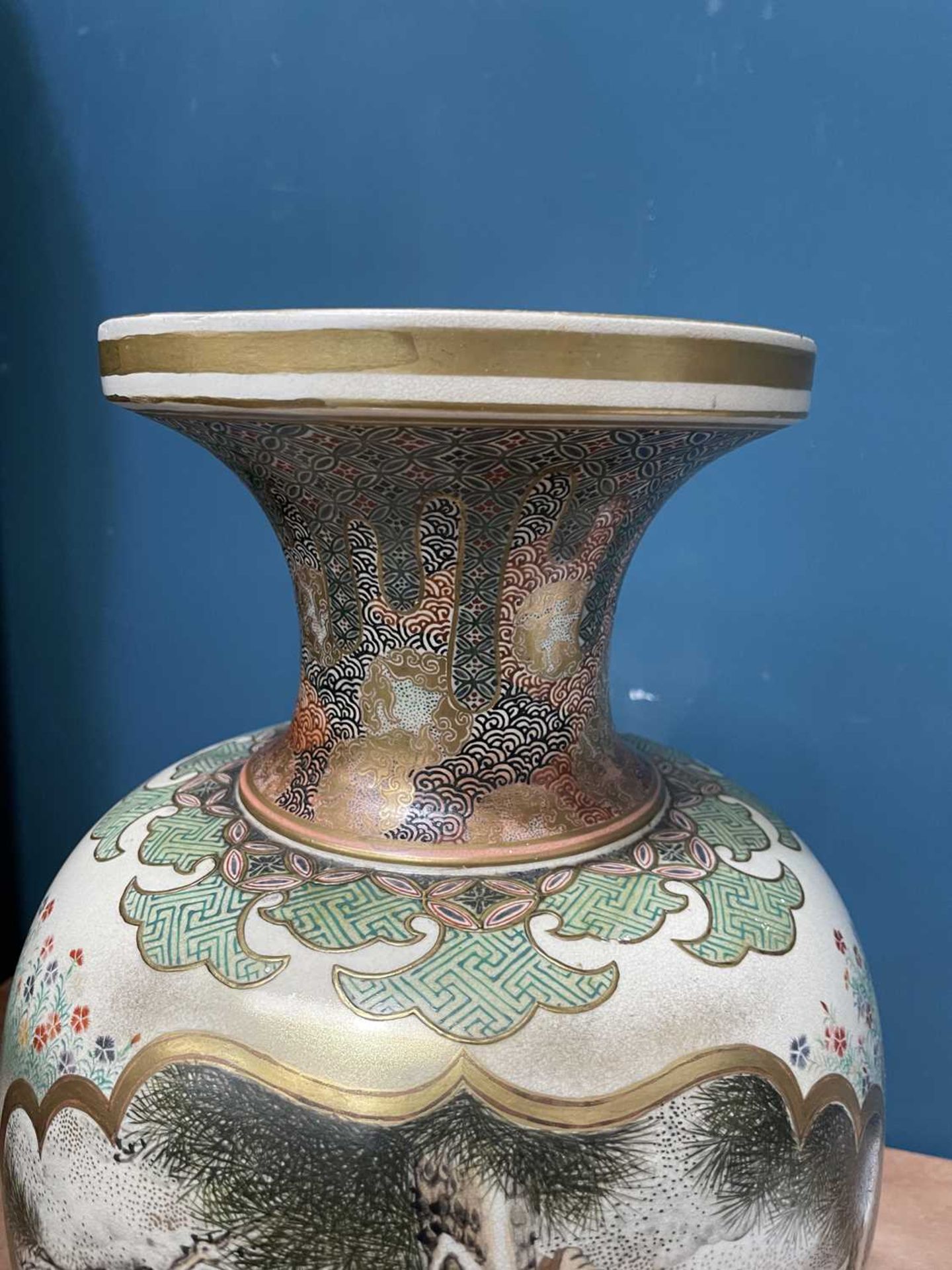 A LARGE PAIR OF JAPANESE SATSUMA VASES, FROM THE KINKOZAN WORKSHOP, MEIJI PERIOD - Image 8 of 12