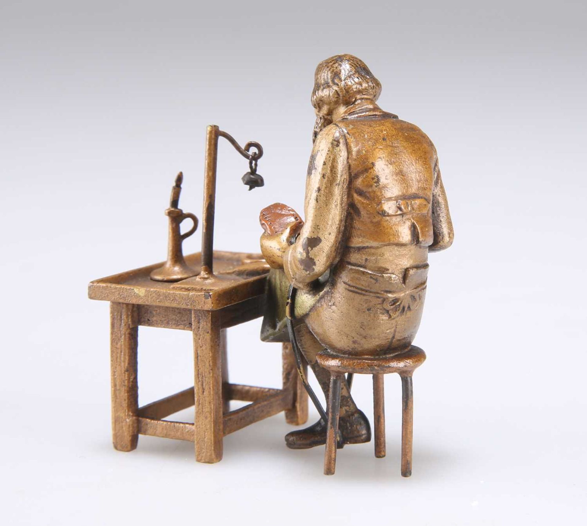 AFTER FRANZ BERGMAN (AUSTRIAN 1861 -1936), AN AUSTRIAN COLD PAINTED BRONZE FIGURE OF A COBBLER - Bild 3 aus 3