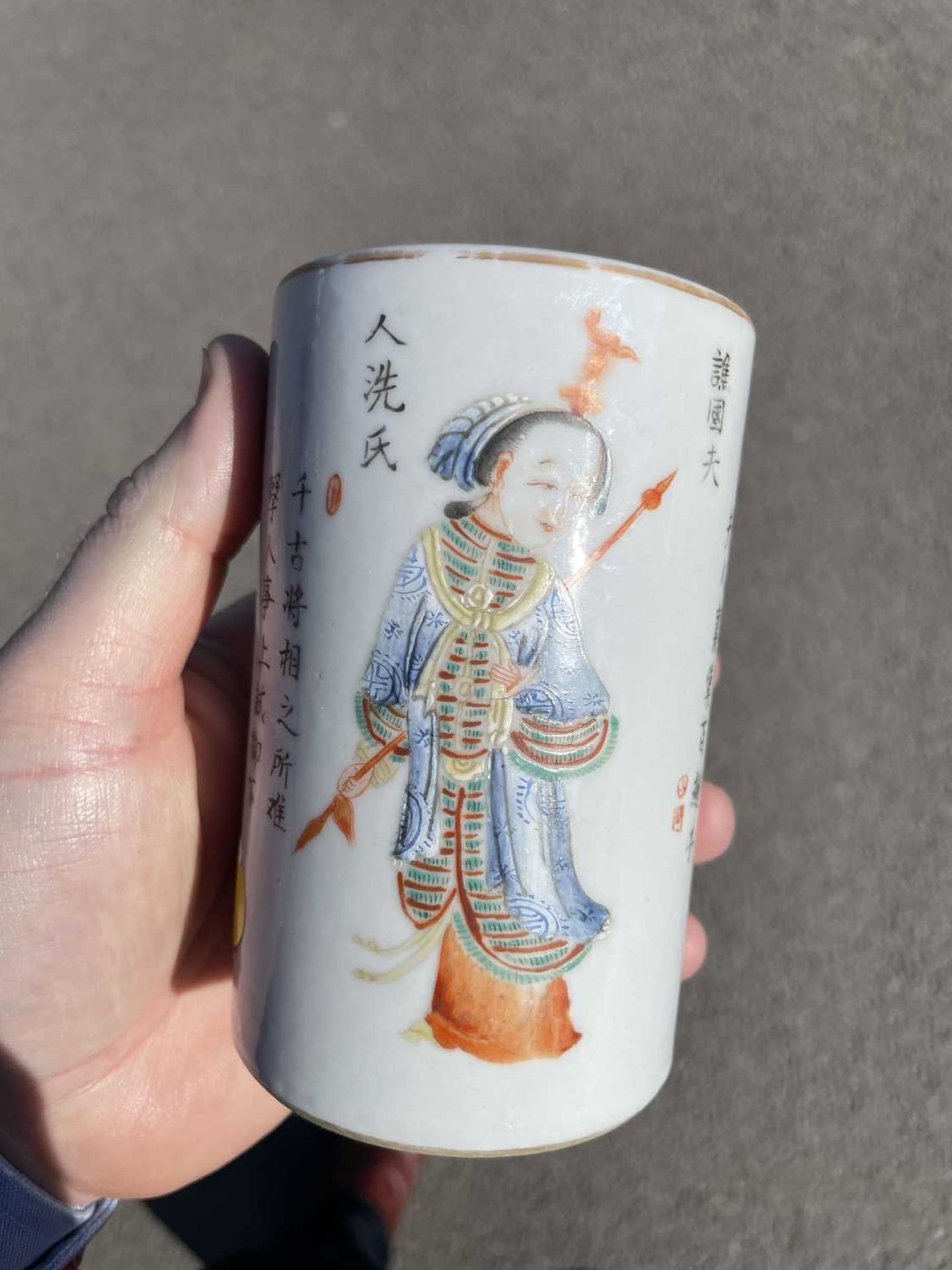 A CHINESE FAMILLE ROSE BRUSH POT, 19TH CENTURY - Bild 3 aus 8