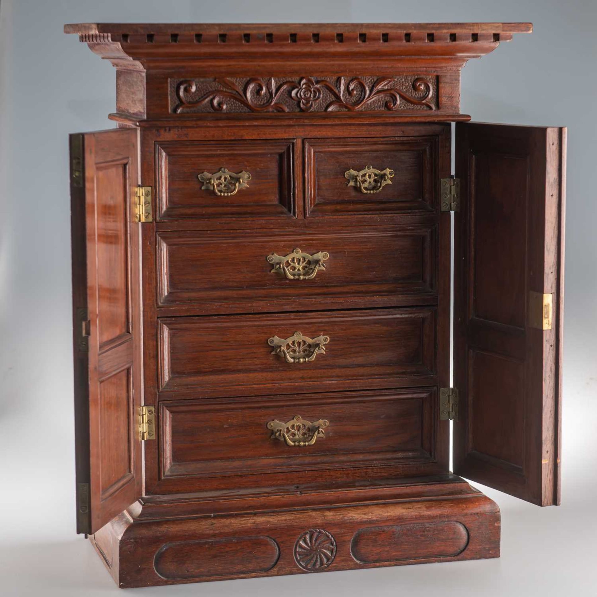 A 19TH CENTURY ROSEWOOD TABLE CABINET - Image 2 of 2