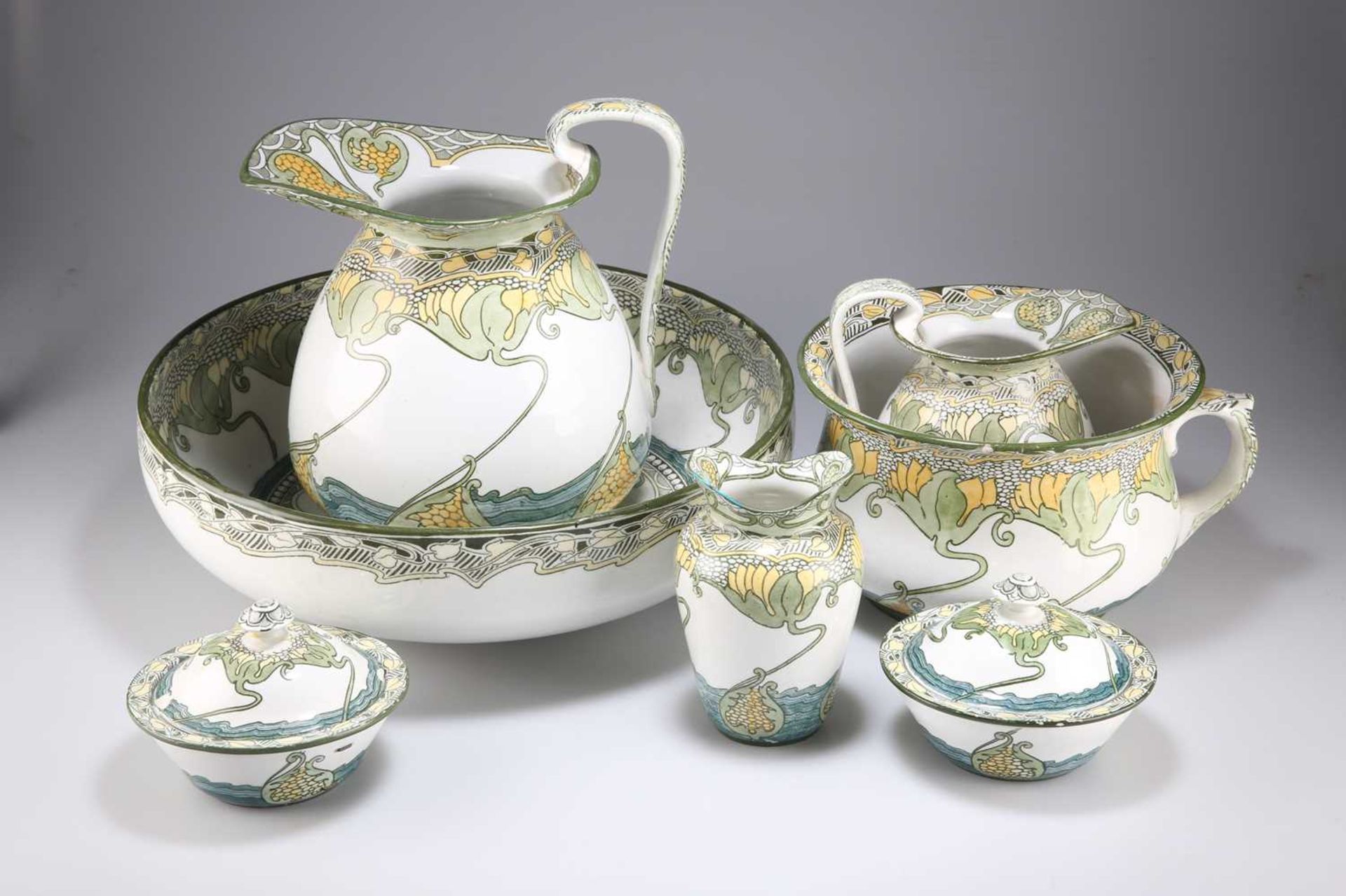 A DOULTON BURSLEM ART NOUVEAU 'KELMSCOT' PATTERN TOILET SET