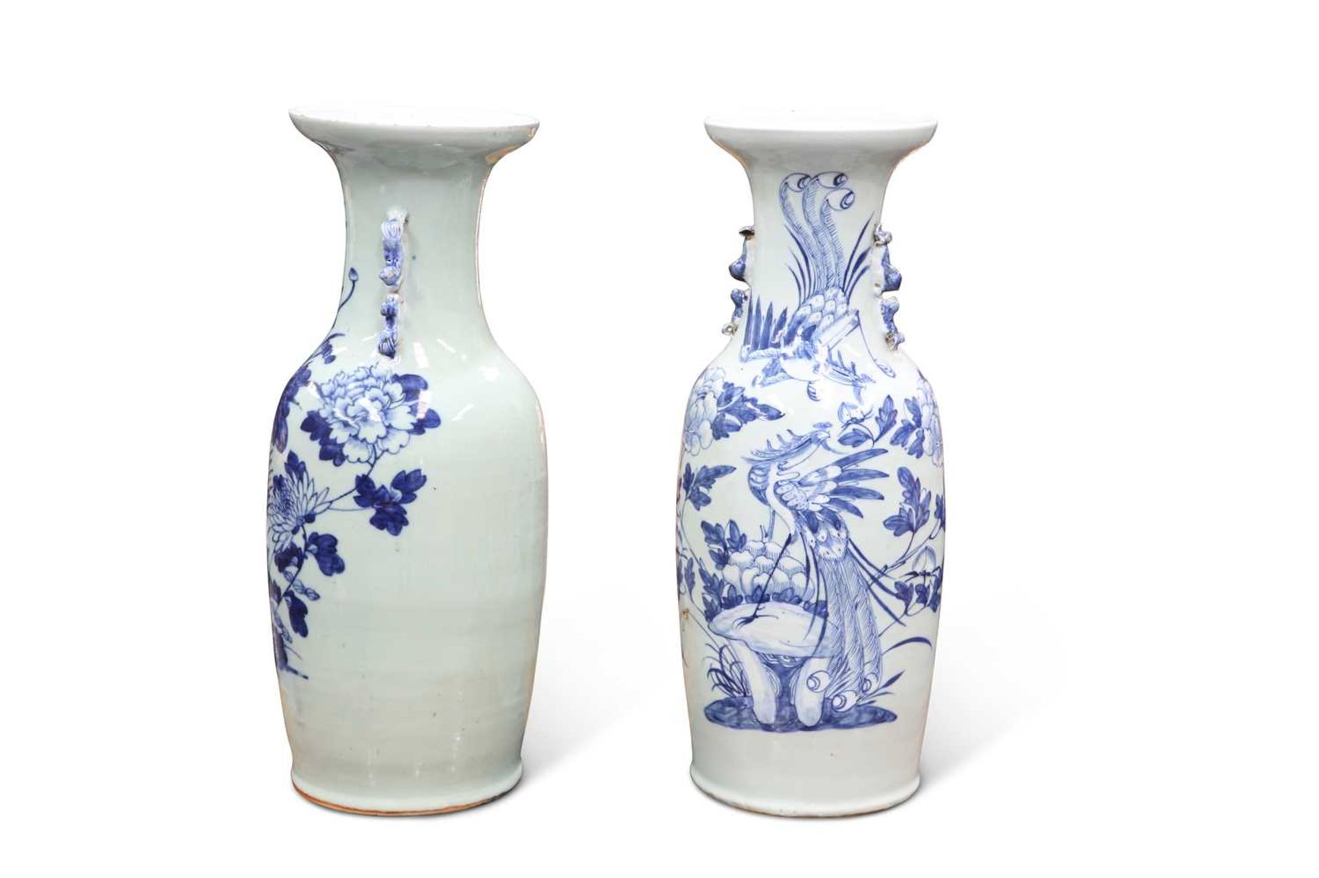TWO 19TH CENTURY CHINESE BLUE AND WHITE VASES - Bild 2 aus 10