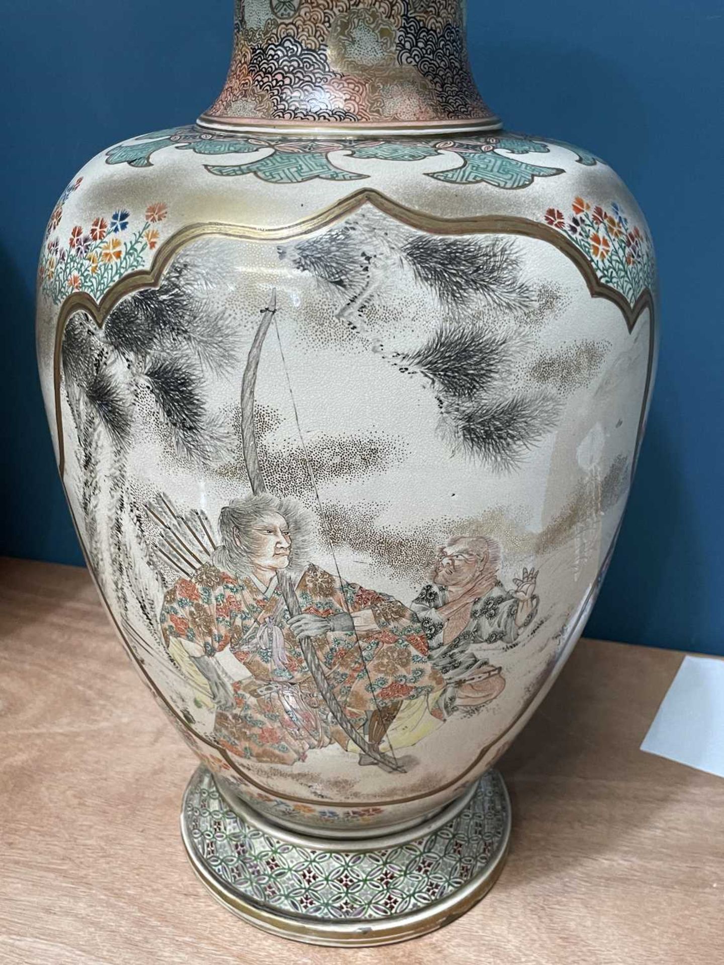 A LARGE PAIR OF JAPANESE SATSUMA VASES, FROM THE KINKOZAN WORKSHOP, MEIJI PERIOD - Image 5 of 12