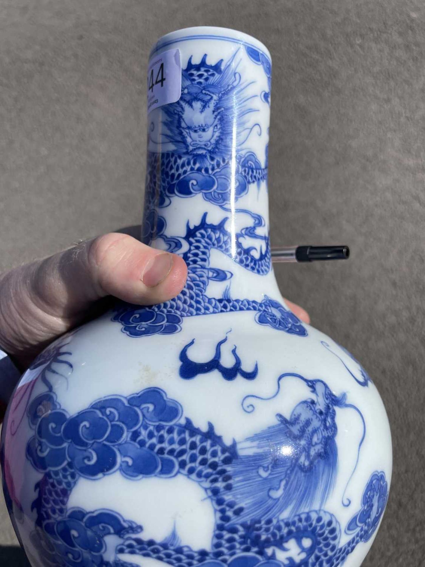 A CHINESE BLUE AND WHITE 'DRAGON' VASE - Bild 6 aus 7