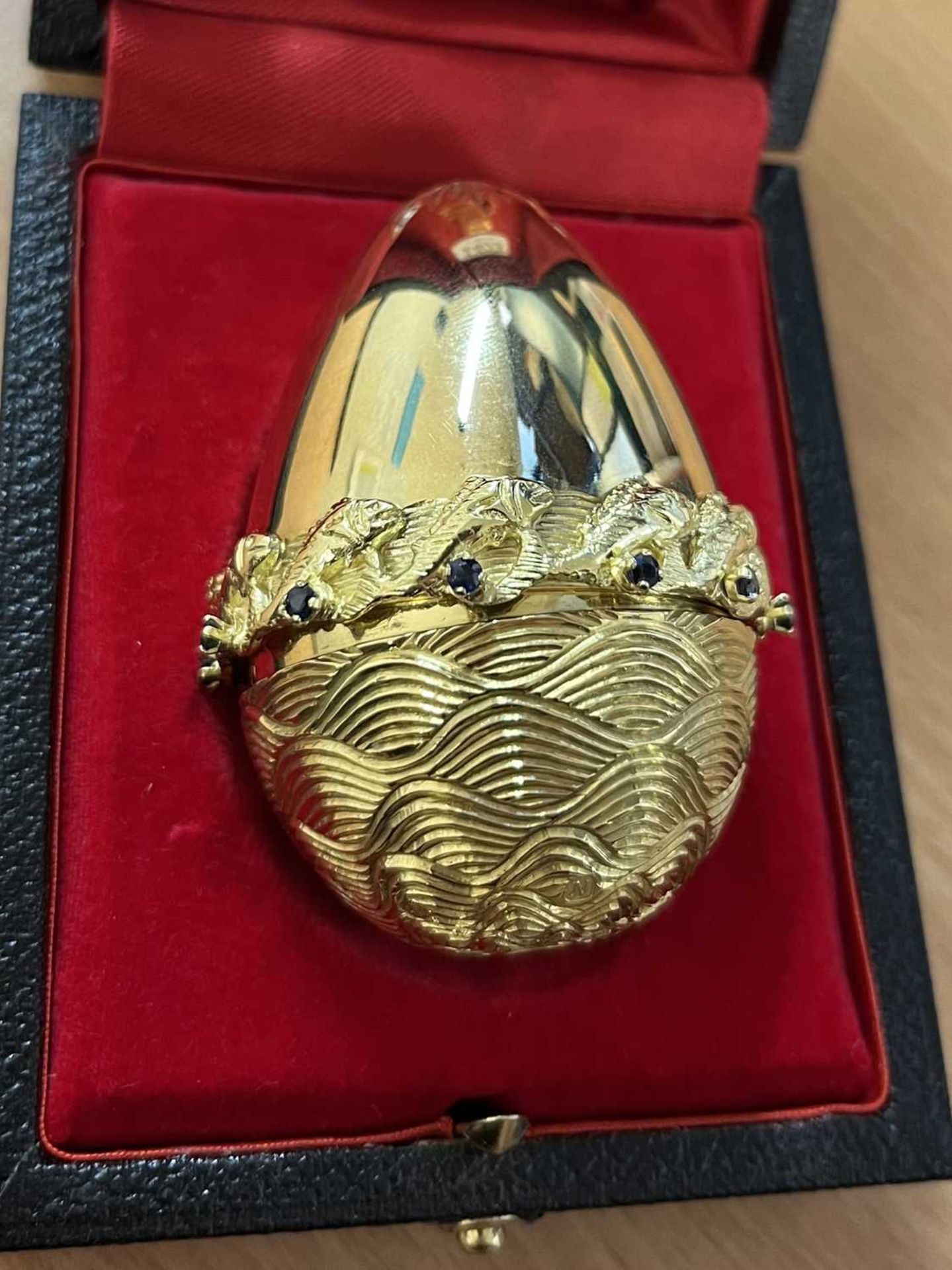 STUART DEVLIN (1931-2018), AN ELIZABETH II 18 CARAT GOLD SUPRISE EGG - Bild 7 aus 7